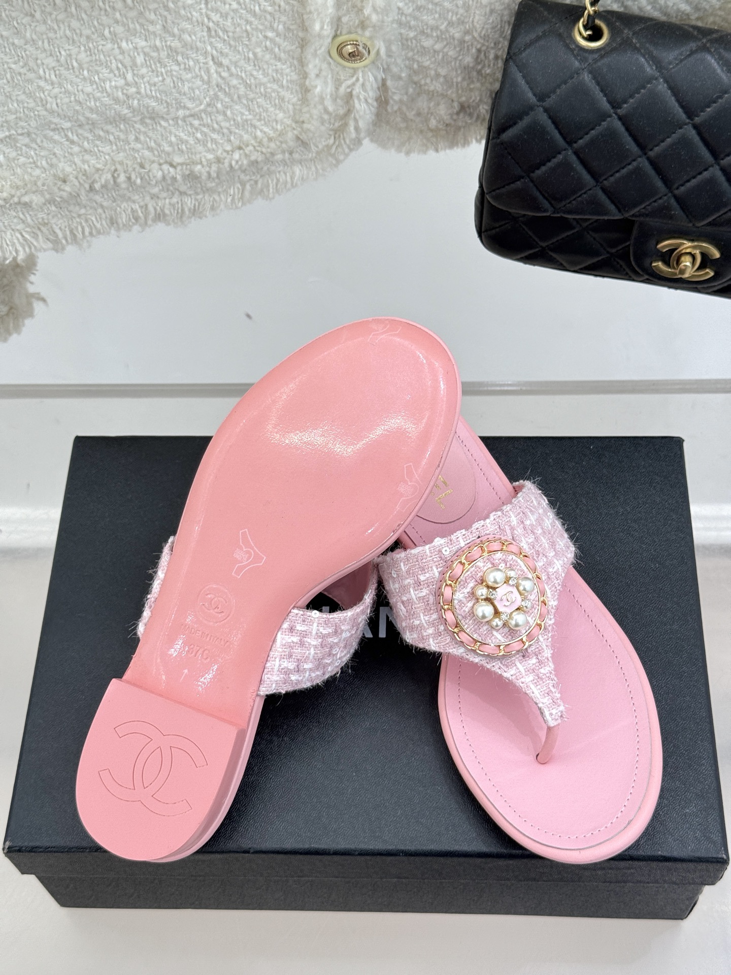 
CHANE*｜小香25。春夏新品
双C链条珍珠平底拖鞋
夏天的人字拖莫名让人感到自由
链条搭配珍珠 太