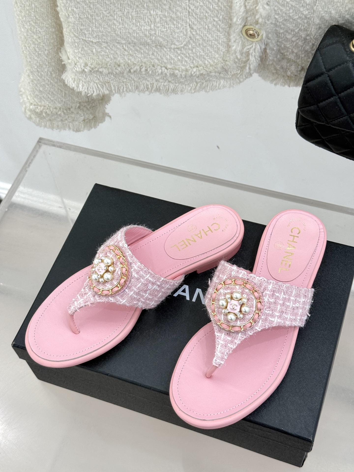 
CHANE*｜小香25。春夏新品
双C链条珍珠平底拖鞋
夏天的人字拖莫名让人感到自由
链条搭配珍珠 太