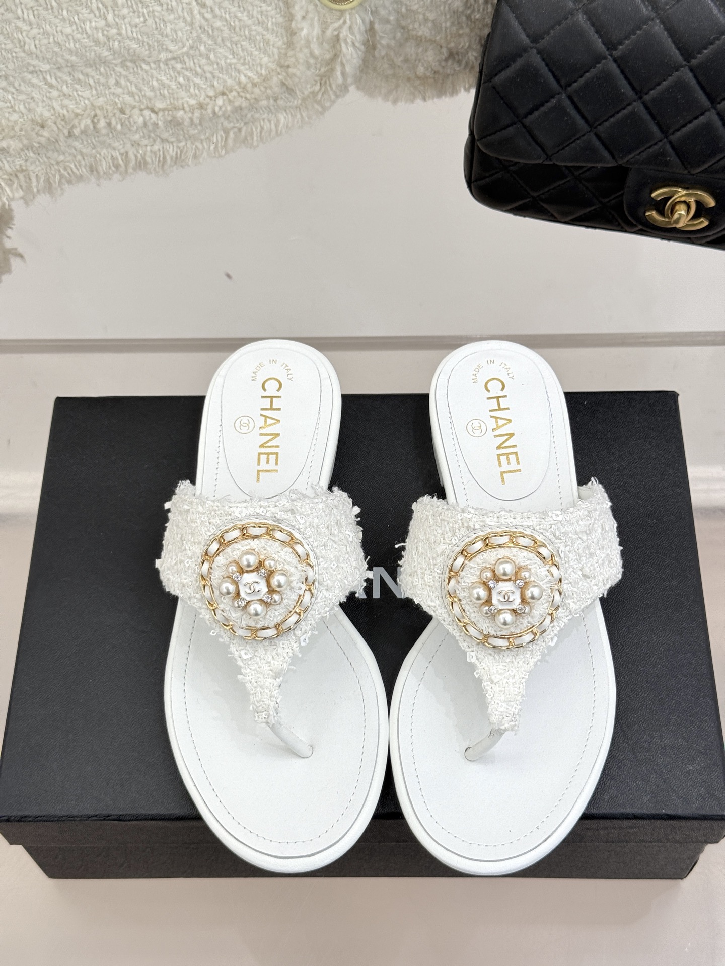 
CHANE*｜小香25。春夏新品
双C链条珍珠平底拖鞋
夏天的人字拖莫名让人感到自由
链条搭配珍珠 太