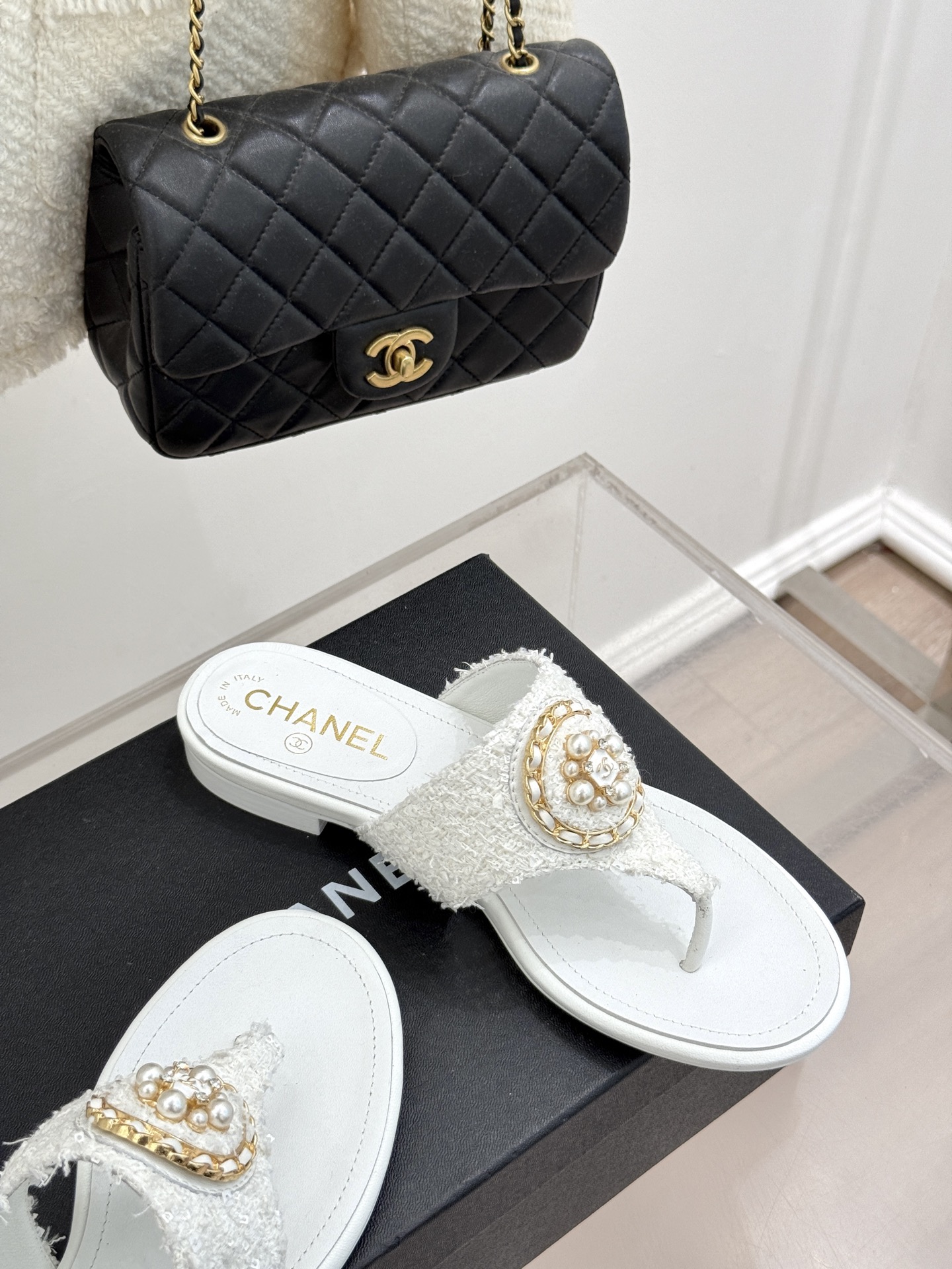 
CHANE*｜小香25。春夏新品
双C链条珍珠平底拖鞋
夏天的人字拖莫名让人感到自由
链条搭配珍珠 太