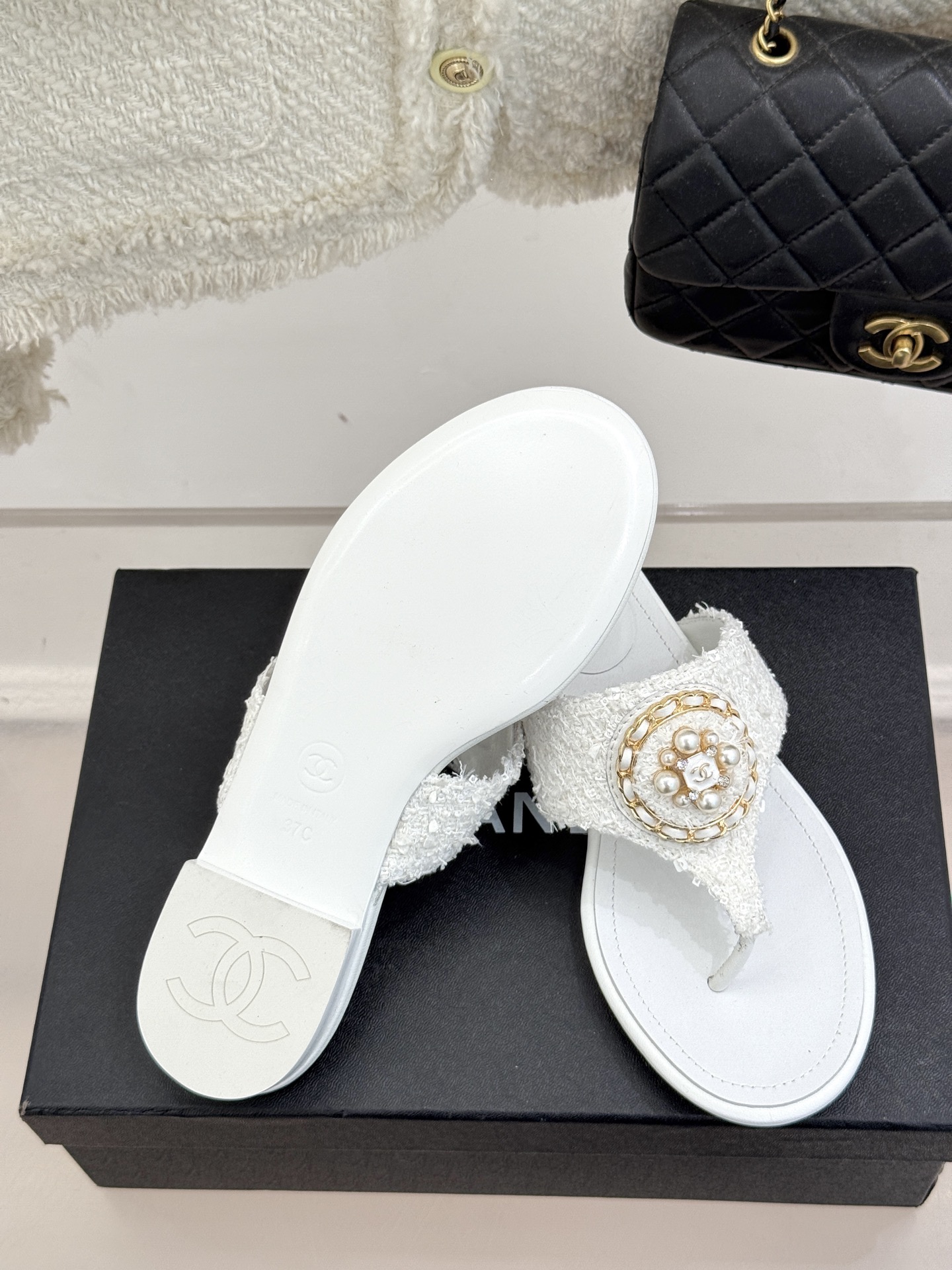 
CHANE*｜小香25。春夏新品
双C链条珍珠平底拖鞋
夏天的人字拖莫名让人感到自由
链条搭配珍珠 太