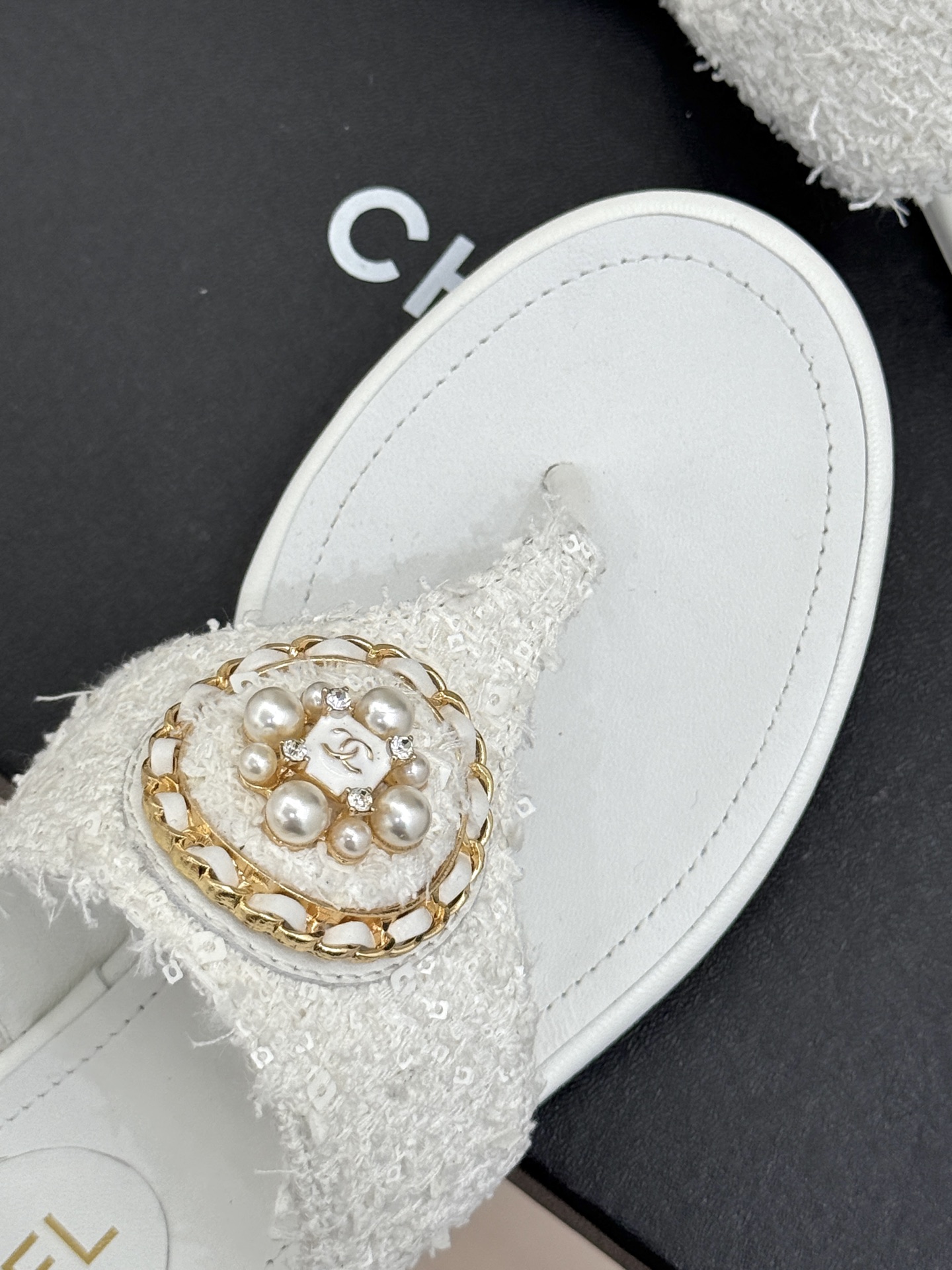 
CHANE*｜小香25。春夏新品
双C链条珍珠平底拖鞋
夏天的人字拖莫名让人感到自由
链条搭配珍珠 太