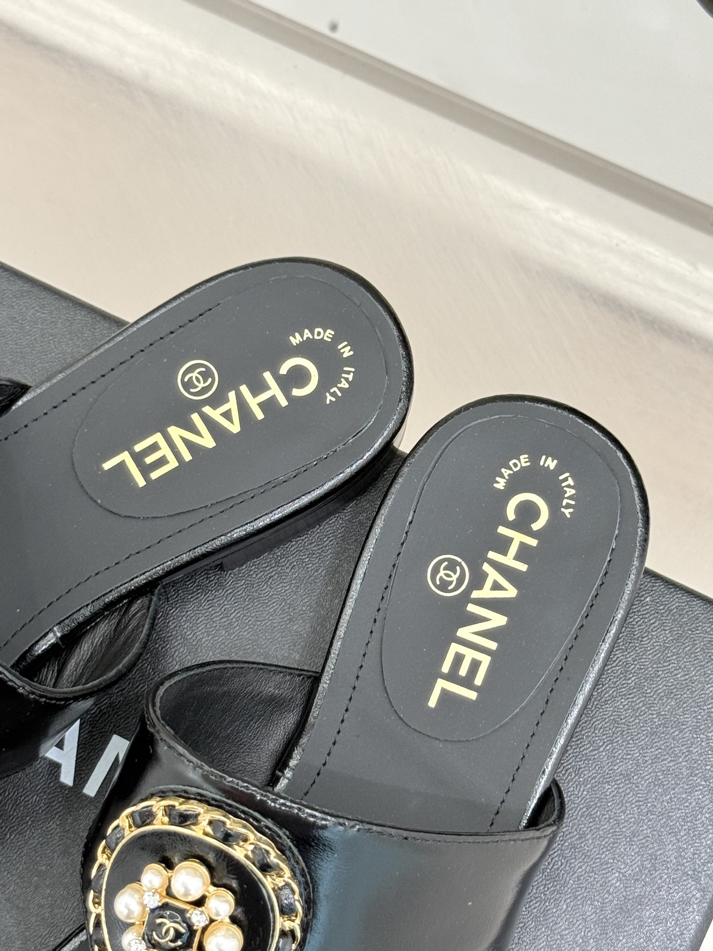 
CHANE*｜小香25。春夏新品
双C链条珍珠平底拖鞋
夏天的人字拖莫名让人感到自由
链条搭配珍珠 太