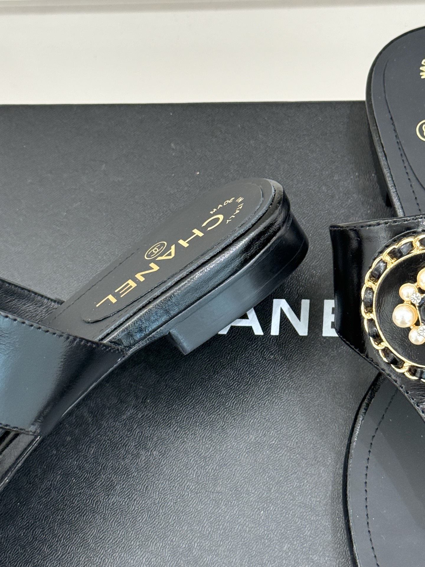 
CHANE*｜小香25。春夏新品
双C链条珍珠平底拖鞋
夏天的人字拖莫名让人感到自由
链条搭配珍珠 太
