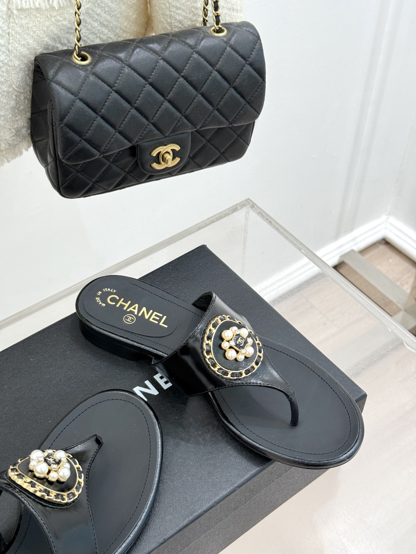 
CHANE*｜小香25。春夏新品
双C链条珍珠平底拖鞋
夏天的人字拖莫名让人感到自由
链条搭配珍珠 太