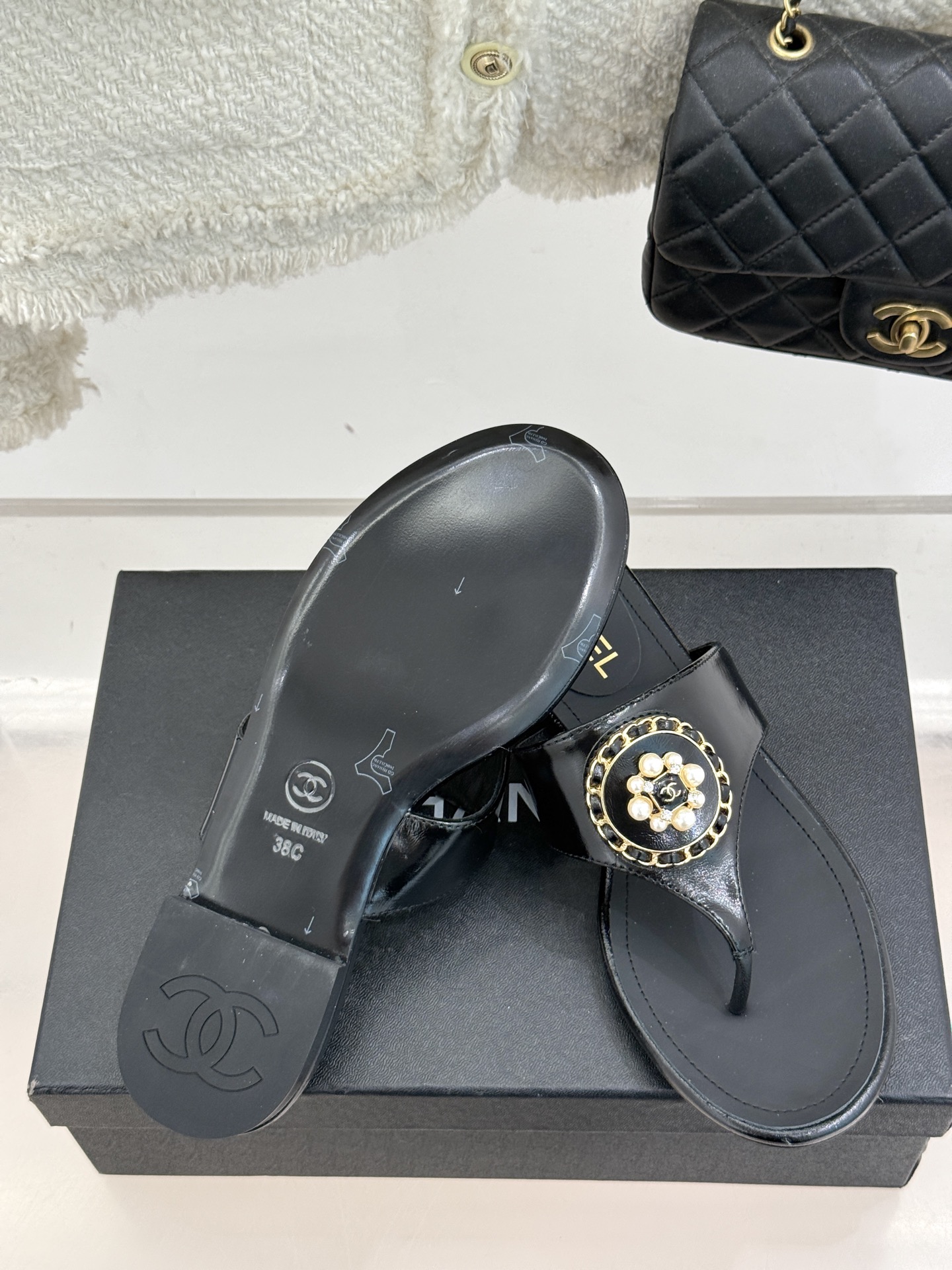 
CHANE*｜小香25。春夏新品
双C链条珍珠平底拖鞋
夏天的人字拖莫名让人感到自由
链条搭配珍珠 太
