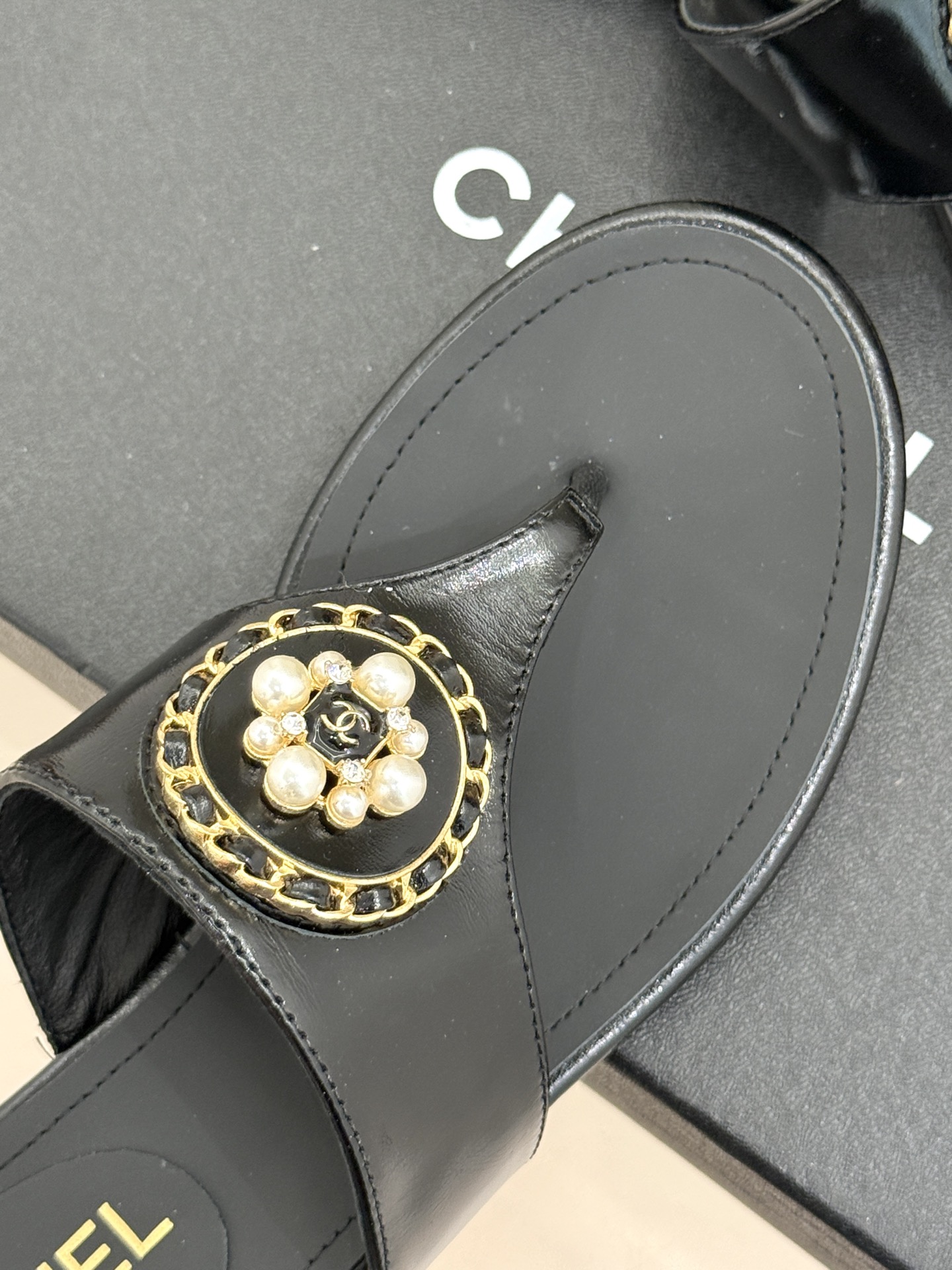 
CHANE*｜小香25。春夏新品
双C链条珍珠平底拖鞋
夏天的人字拖莫名让人感到自由
链条搭配珍珠 太