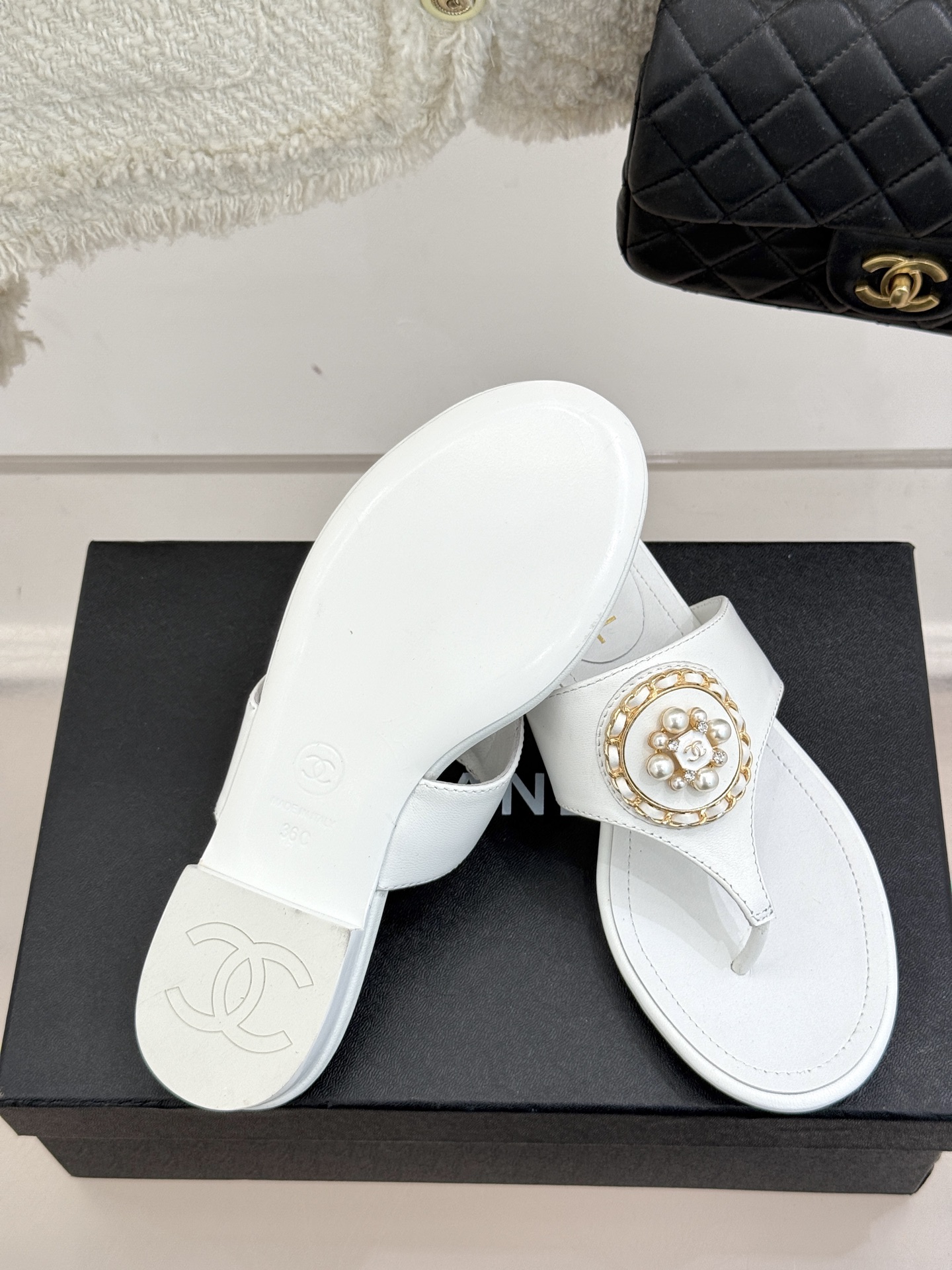 
CHANE*｜小香25。春夏新品
双C链条珍珠平底拖鞋
夏天的人字拖莫名让人感到自由
链条搭配珍珠 太