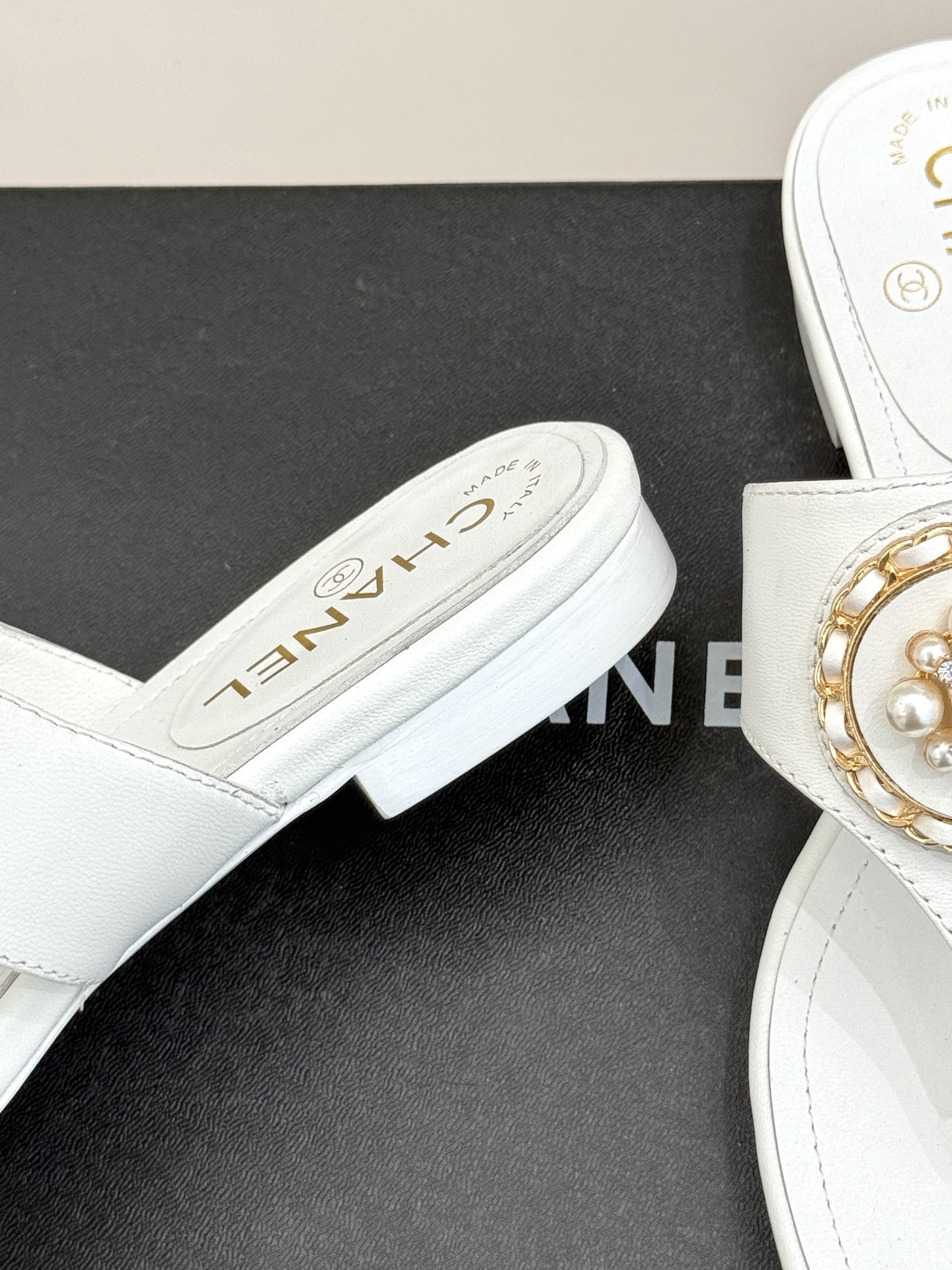 
CHANE*｜小香25。春夏新品
双C链条珍珠平底拖鞋
夏天的人字拖莫名让人感到自由
链条搭配珍珠 太