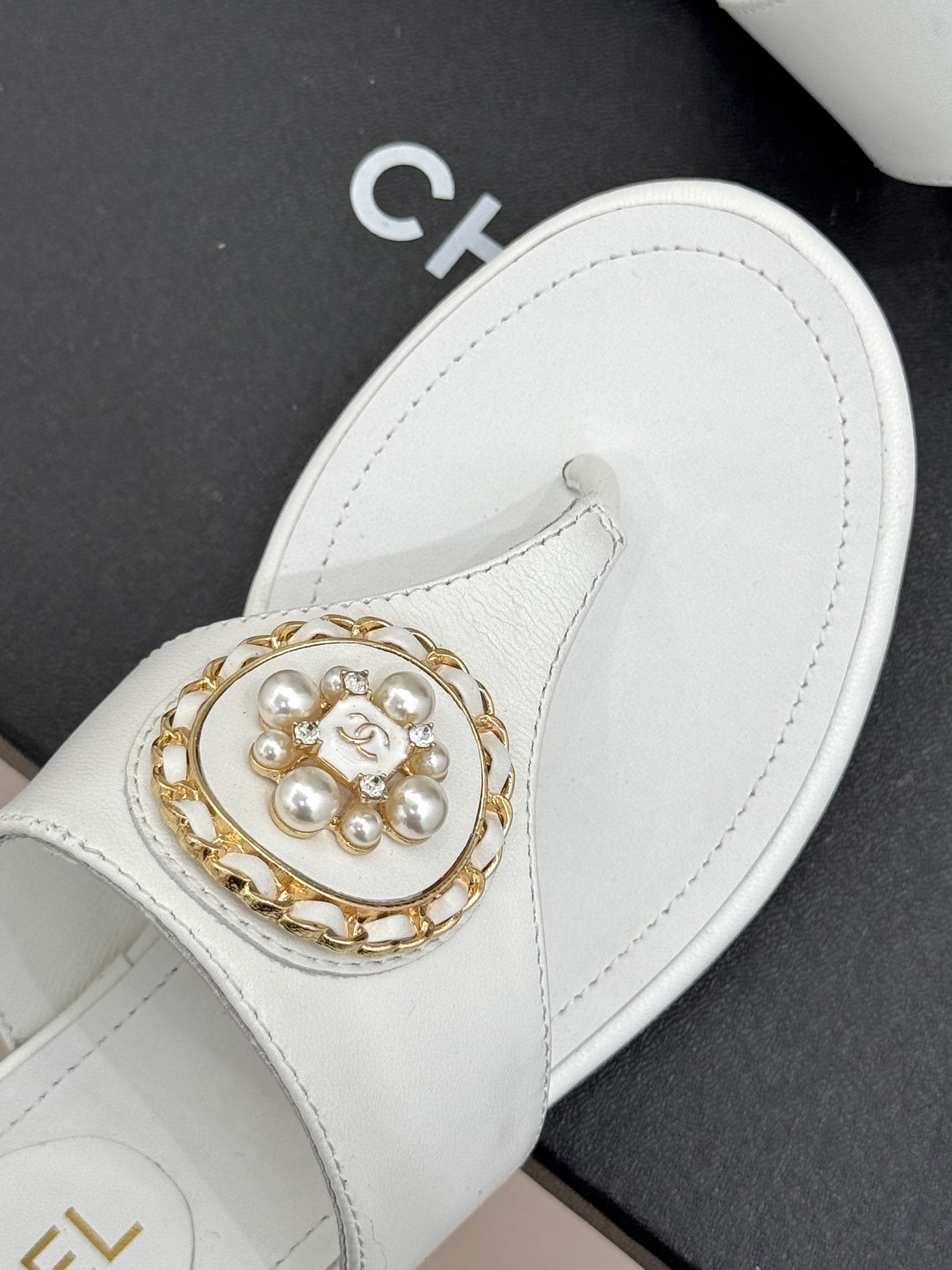 
CHANE*｜小香25。春夏新品
双C链条珍珠平底拖鞋
夏天的人字拖莫名让人感到自由
链条搭配珍珠 太