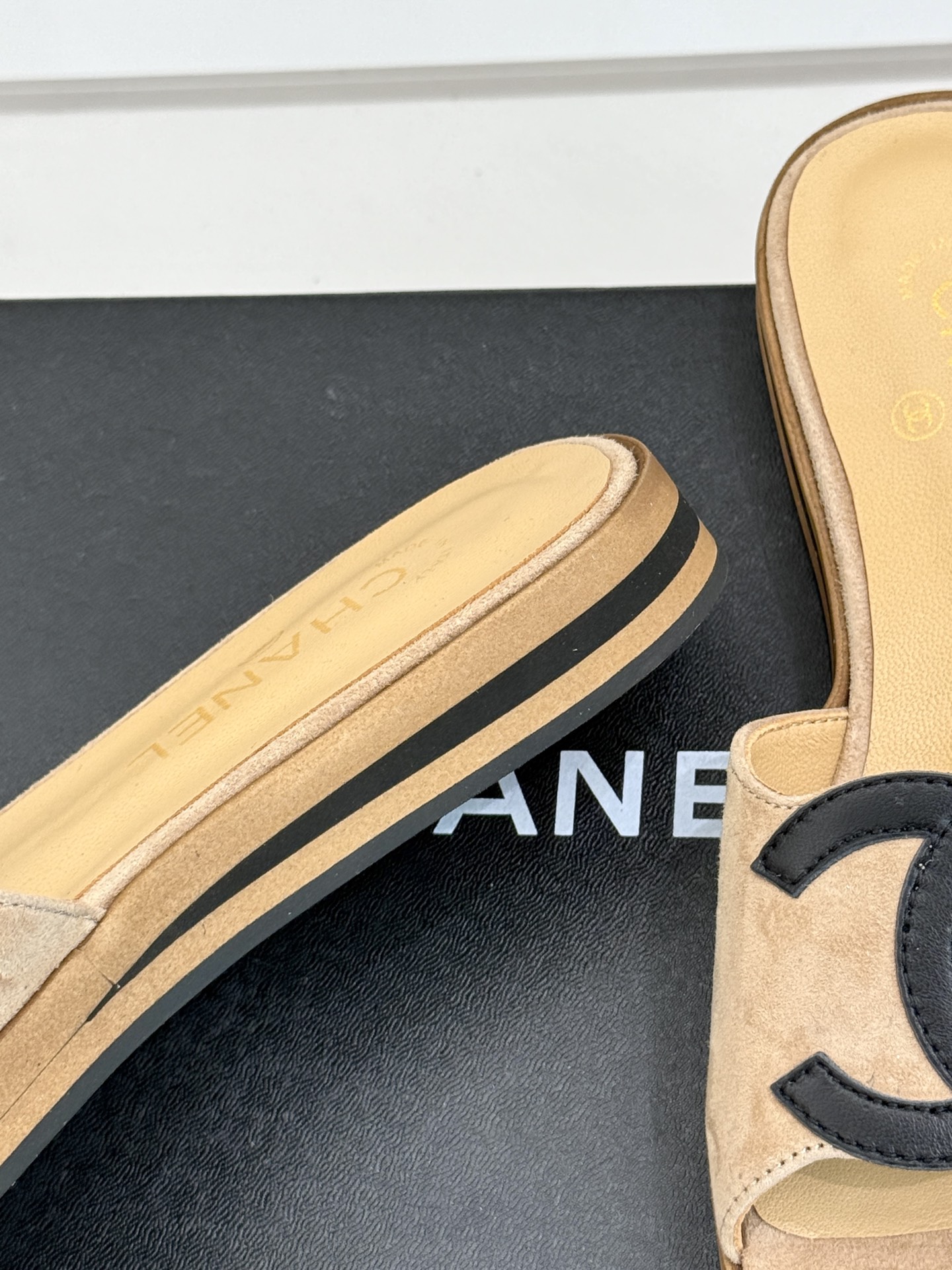 
CHANE*｜小香25。新品大双C懒人拖鞋
夏天必须人手一双 每个色系都很显白 
经典大双C设计  上