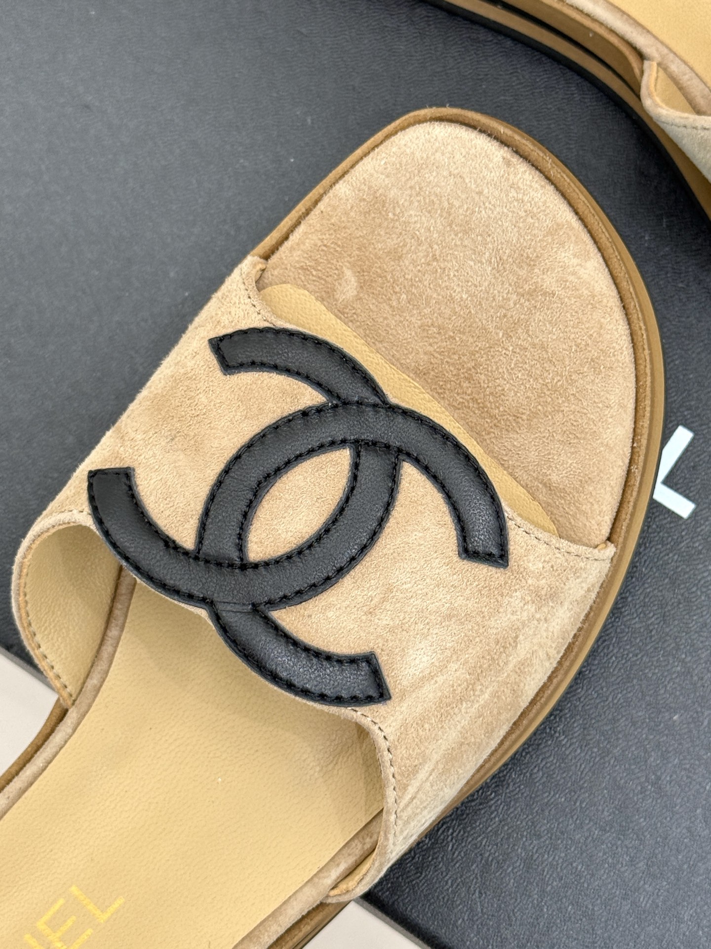 
CHANE*｜小香25。新品大双C懒人拖鞋
夏天必须人手一双 每个色系都很显白 
经典大双C设计  上