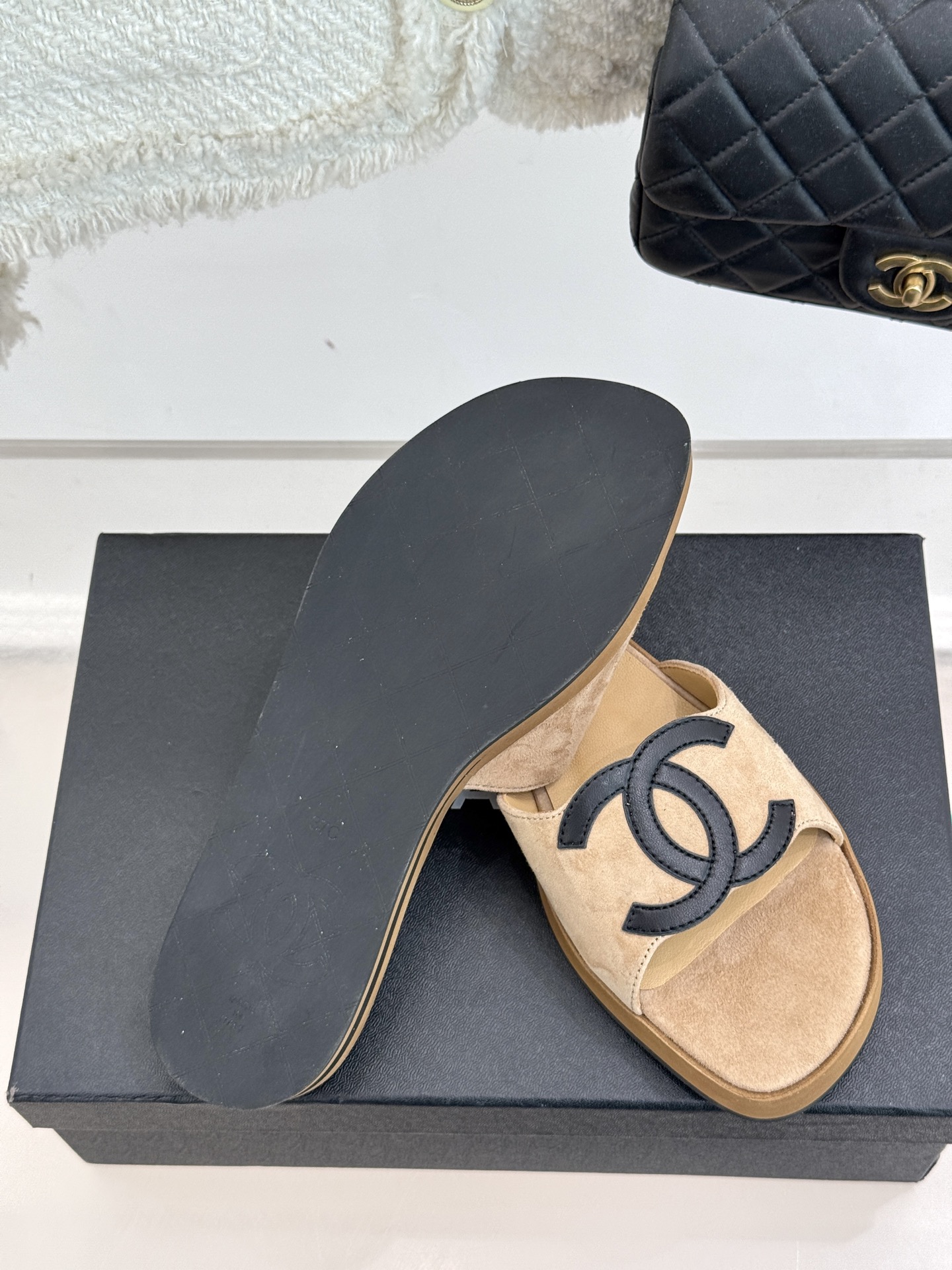
CHANE*｜小香25。新品大双C懒人拖鞋
夏天必须人手一双 每个色系都很显白 
经典大双C设计  上