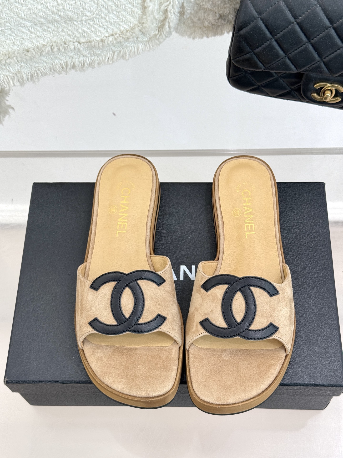 
CHANE*｜小香25。新品大双C懒人拖鞋
夏天必须人手一双 每个色系都很显白 
经典大双C设计  上