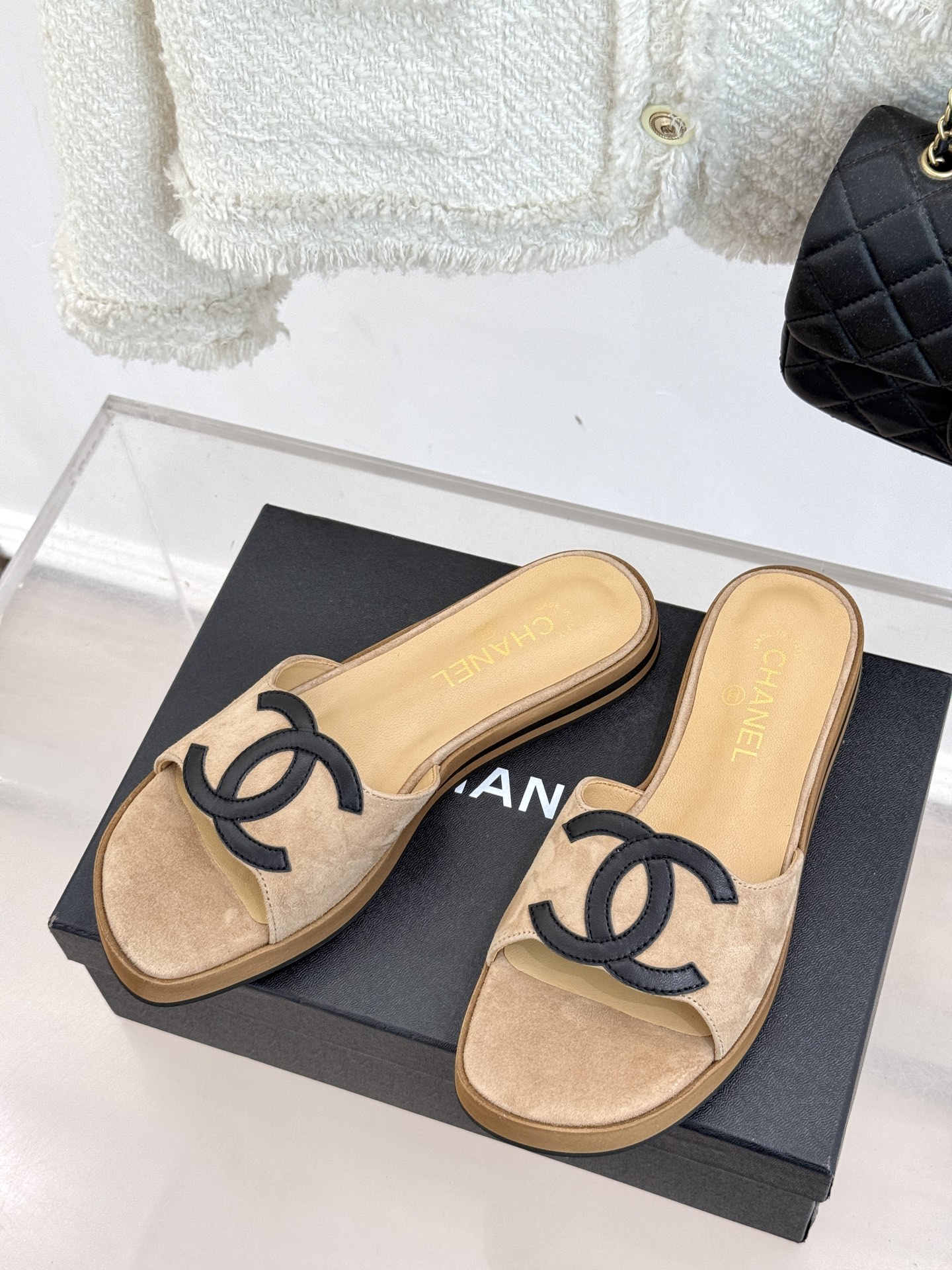 
CHANE*｜小香25。新品大双C懒人拖鞋
夏天必须人手一双 每个色系都很显白 
经典大双C设计  上