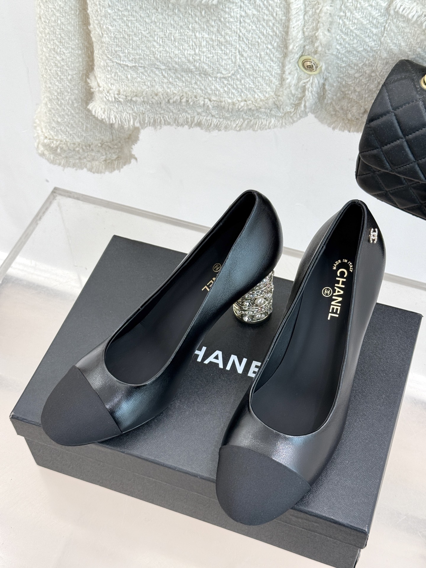 
CHANE* ｜小香25。春夏新品
蜜儿珍珠金属跟高跟鞋
这一季最好看的鞋就是它啦 
复古又耐看上脚真