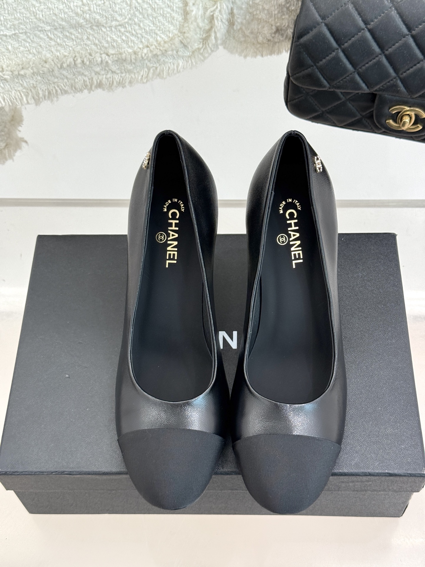 
CHANE* ｜小香25。春夏新品
蜜儿珍珠金属跟高跟鞋
这一季最好看的鞋就是它啦 
复古又耐看上脚真