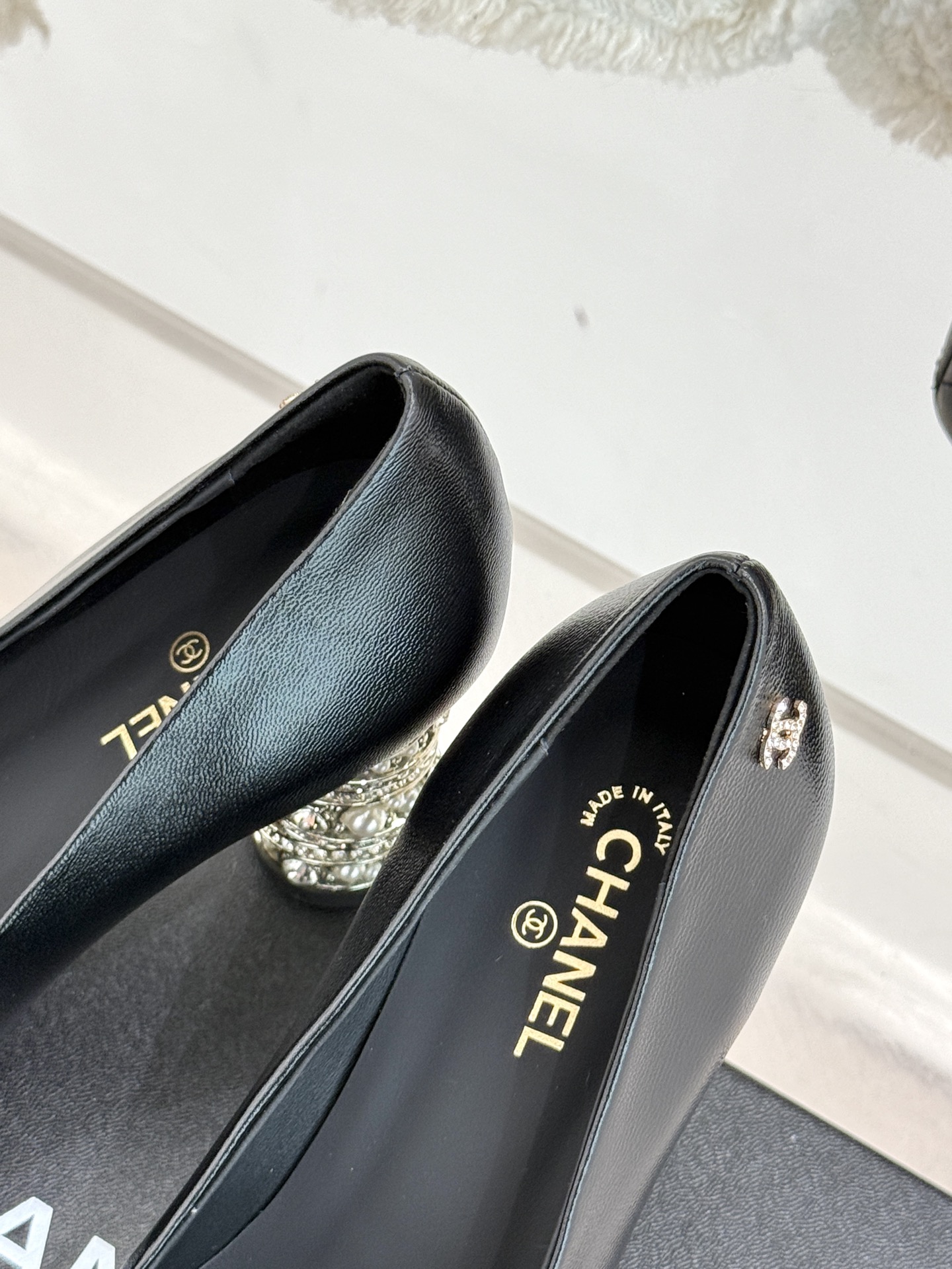 
CHANE* ｜小香25。春夏新品
蜜儿珍珠金属跟高跟鞋
这一季最好看的鞋就是它啦 
复古又耐看上脚真