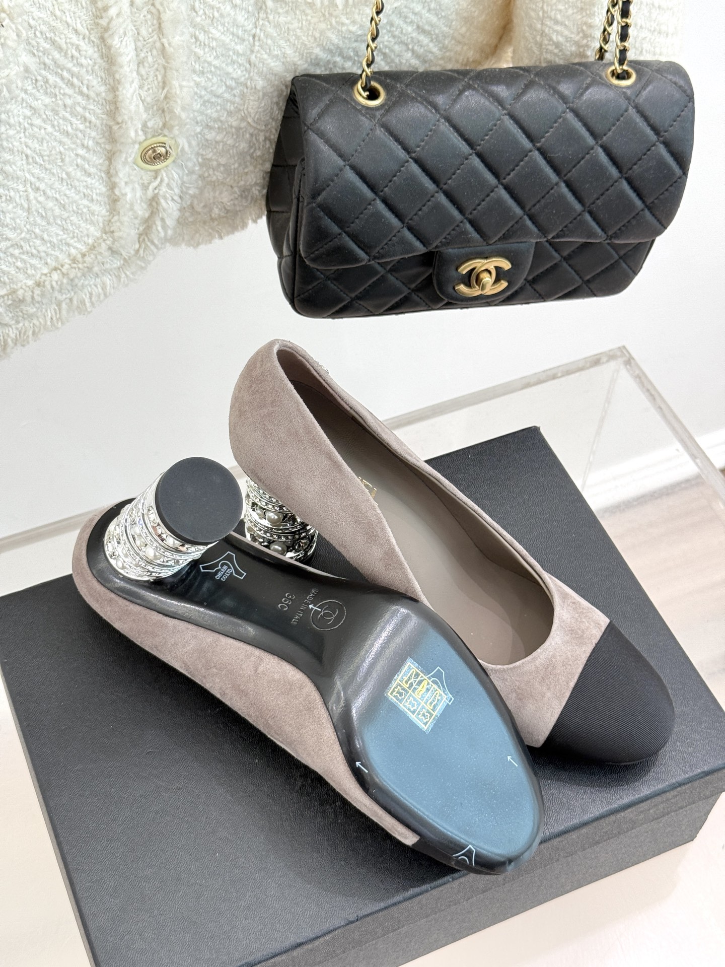 
CHANE* ｜小香25。春夏新品
蜜儿珍珠金属跟高跟鞋
这一季最好看的鞋就是它啦 
复古又耐看上脚真