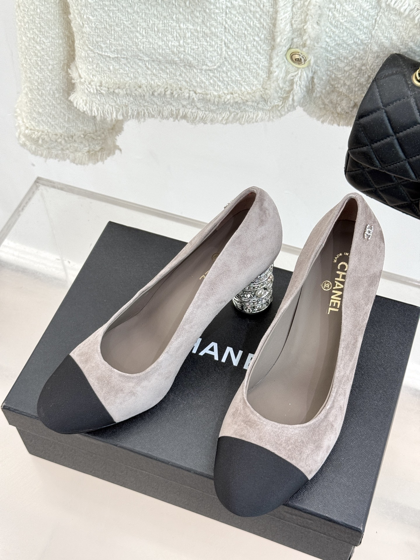 
CHANE* ｜小香25。春夏新品
蜜儿珍珠金属跟高跟鞋
这一季最好看的鞋就是它啦 
复古又耐看上脚真