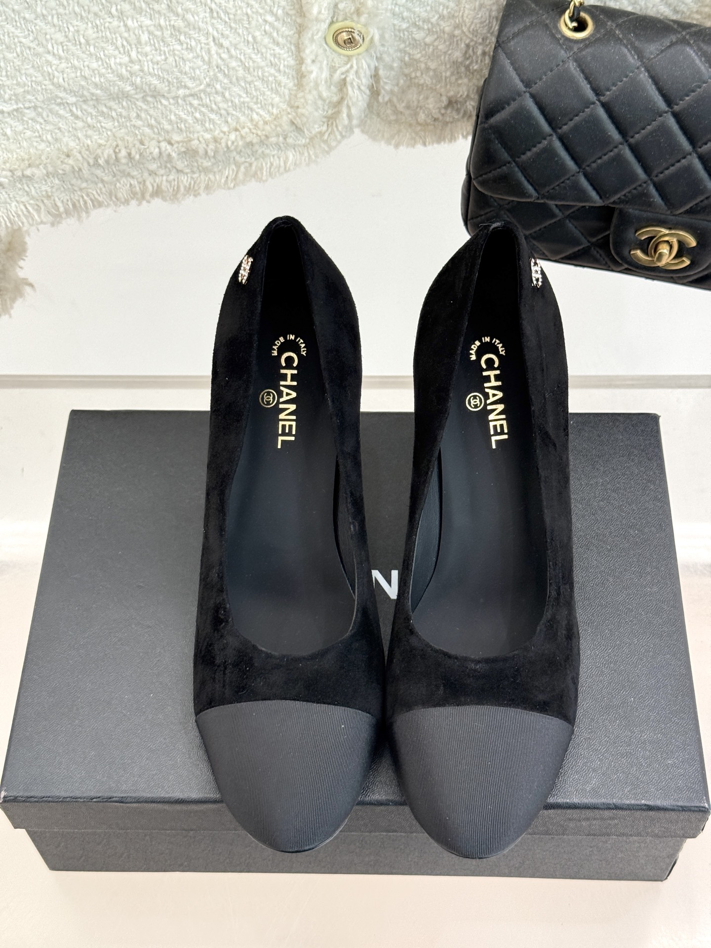 
CHANE* ｜小香25。春夏新品
蜜儿珍珠金属跟高跟鞋
这一季最好看的鞋就是它啦 
复古又耐看上脚真