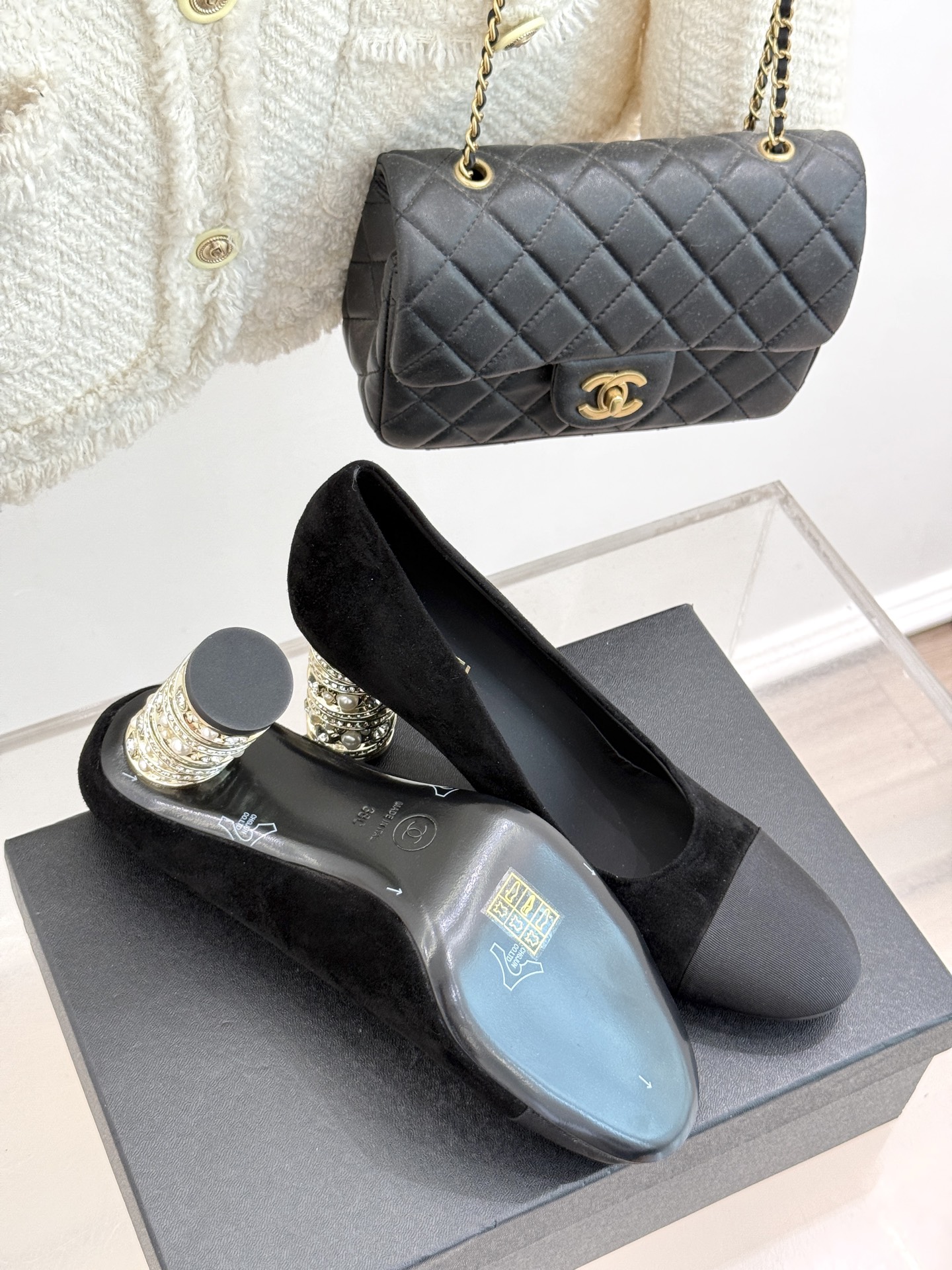 
CHANE* ｜小香25。春夏新品
蜜儿珍珠金属跟高跟鞋
这一季最好看的鞋就是它啦 
复古又耐看上脚真
