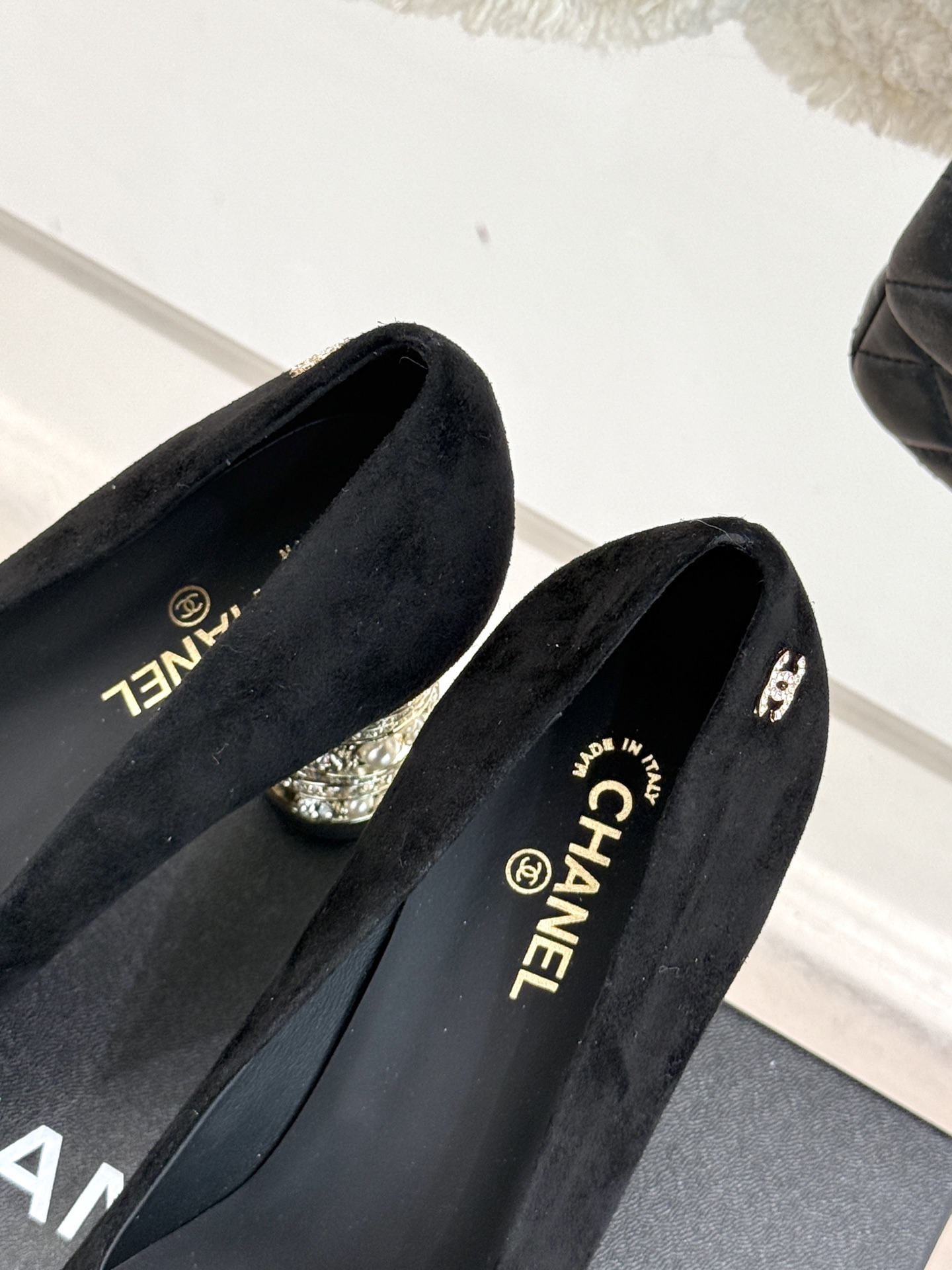 
CHANE* ｜小香25。春夏新品
蜜儿珍珠金属跟高跟鞋
这一季最好看的鞋就是它啦 
复古又耐看上脚真