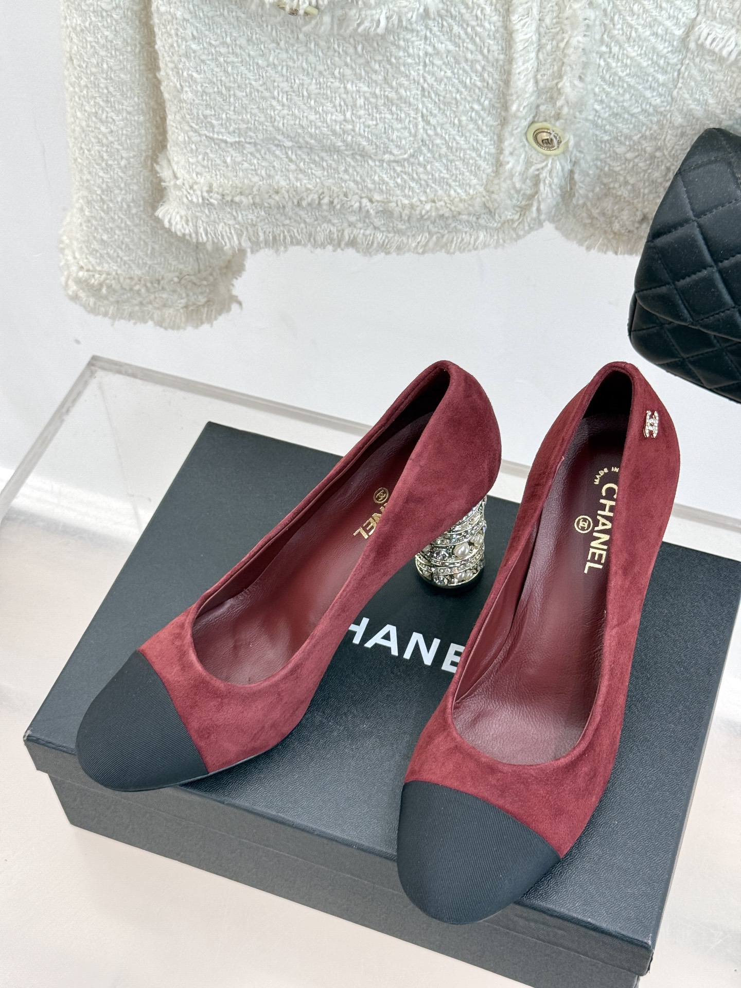 
CHANE* ｜小香25。春夏新品
蜜儿珍珠金属跟高跟鞋
这一季最好看的鞋就是它啦 
复古又耐看上脚真
