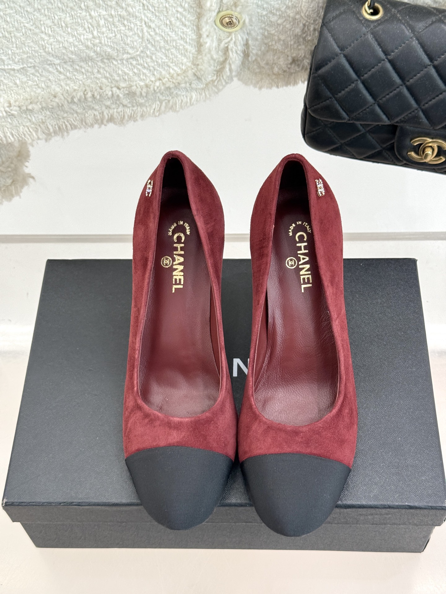 
CHANE* ｜小香25。春夏新品
蜜儿珍珠金属跟高跟鞋
这一季最好看的鞋就是它啦 
复古又耐看上脚真