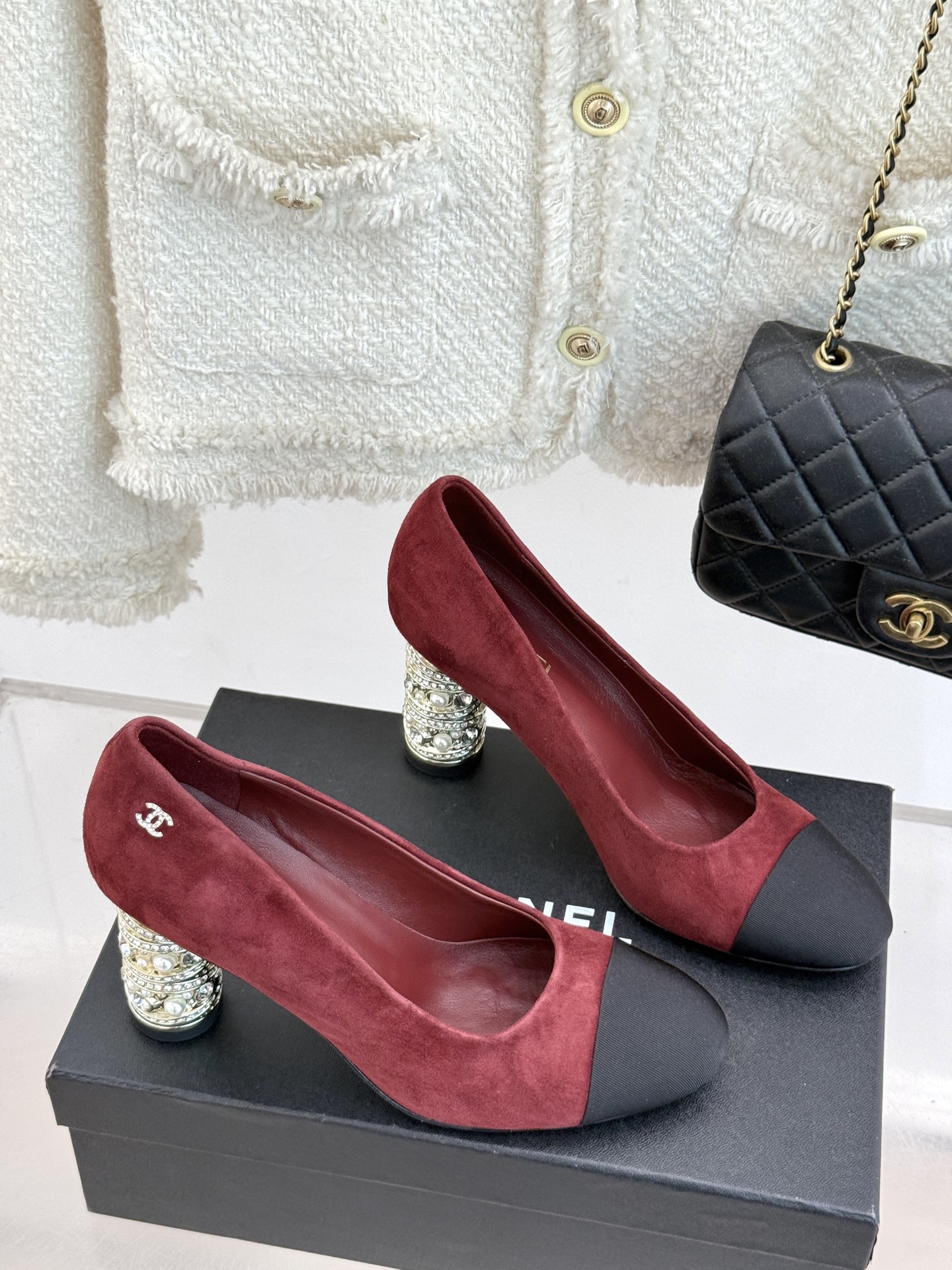 
CHANE* ｜小香25。春夏新品
蜜儿珍珠金属跟高跟鞋
这一季最好看的鞋就是它啦 
复古又耐看上脚真