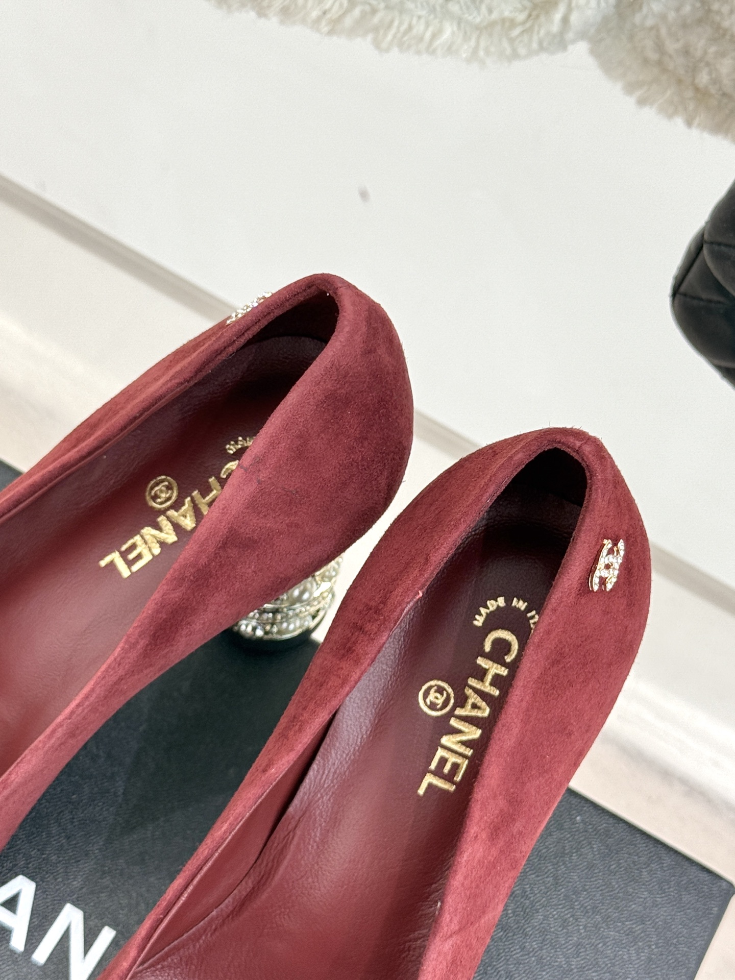 
CHANE* ｜小香25。春夏新品
蜜儿珍珠金属跟高跟鞋
这一季最好看的鞋就是它啦 
复古又耐看上脚真
