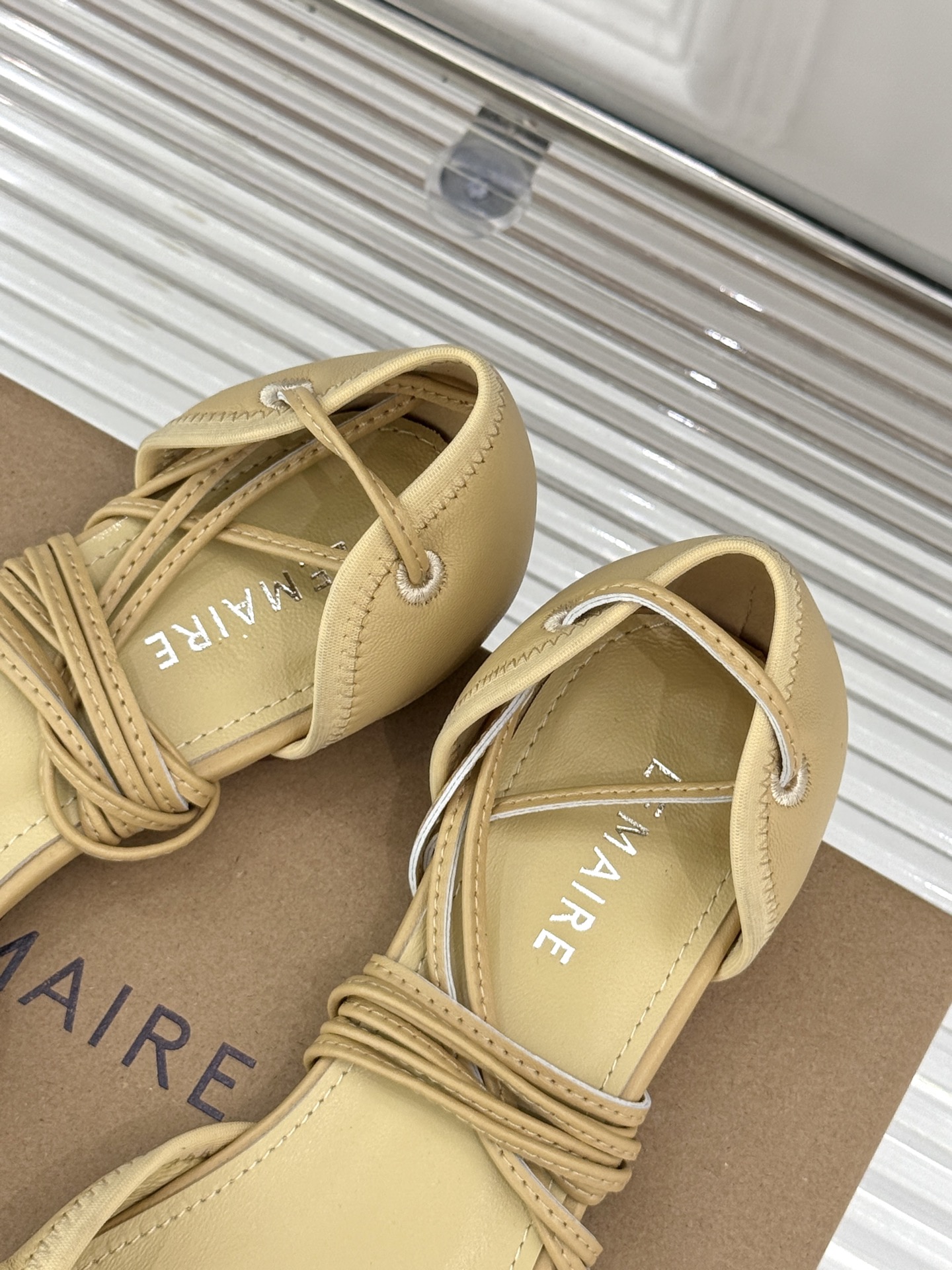 
Lemaire25s新品中空罗马芭蕾舞鞋
它家的鞋子一直都是女人味风格 
这款有点罗马风的鞋也不失优雅