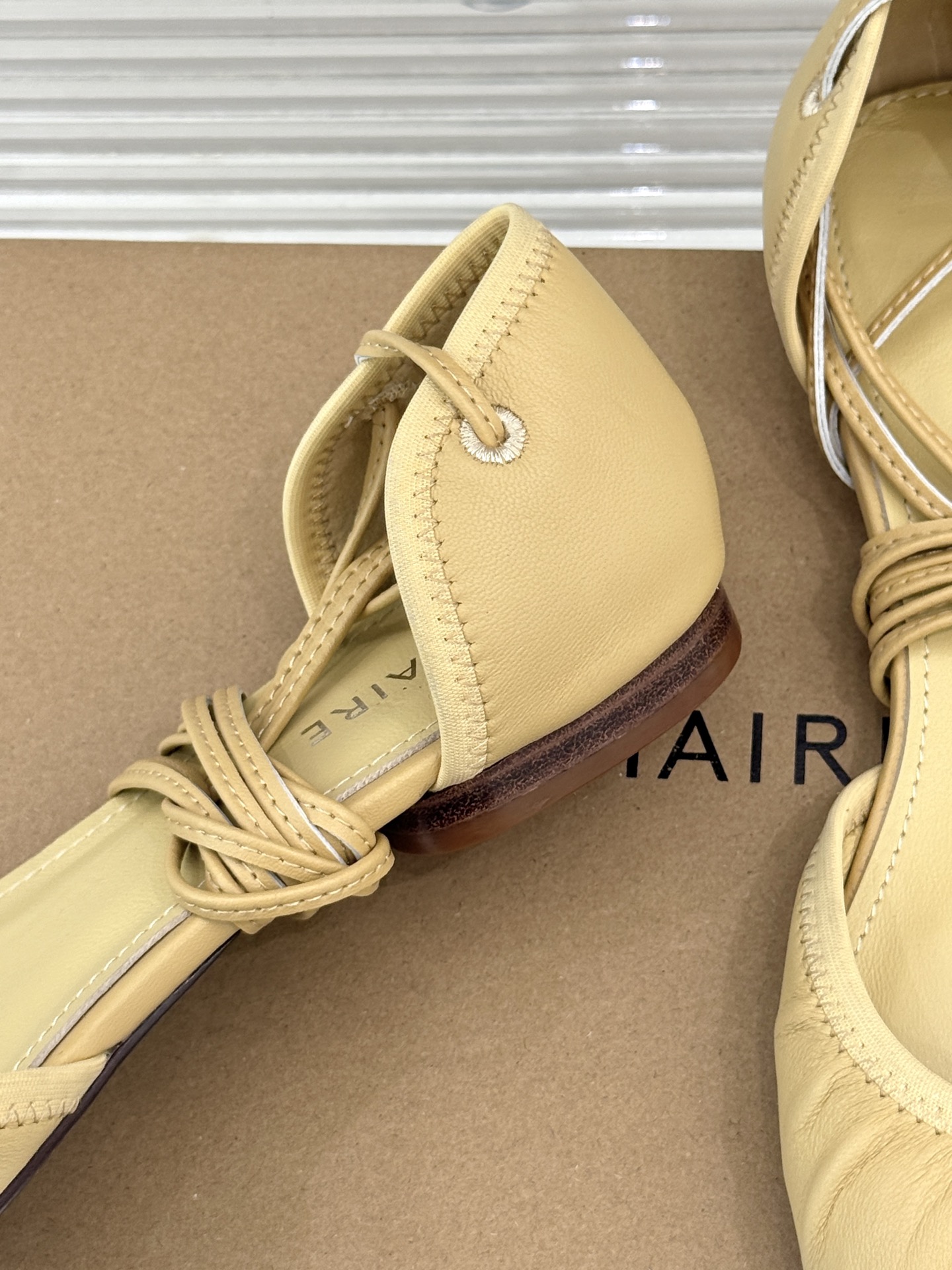 
Lemaire25s新品中空罗马芭蕾舞鞋
它家的鞋子一直都是女人味风格 
这款有点罗马风的鞋也不失优雅
