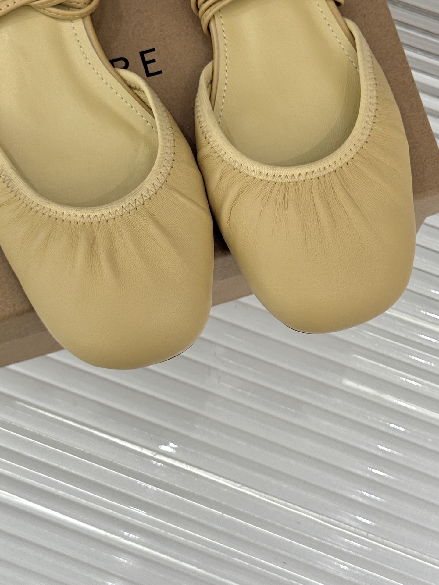 
Lemaire25s新品中空罗马芭蕾舞鞋
它家的鞋子一直都是女人味风格 
这款有点罗马风的鞋也不失优雅
