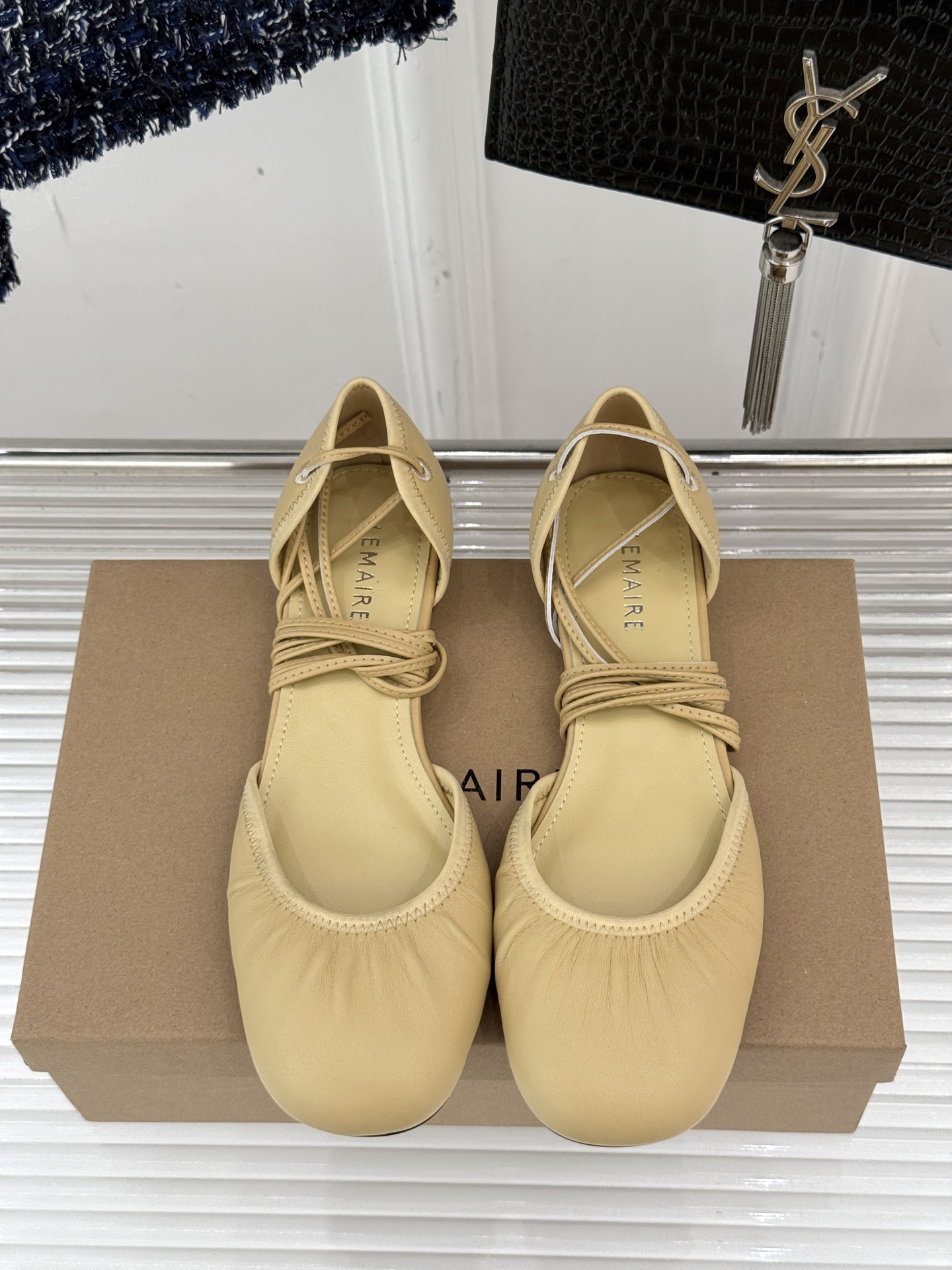 
Lemaire25s新品中空罗马芭蕾舞鞋
它家的鞋子一直都是女人味风格 
这款有点罗马风的鞋也不失优雅