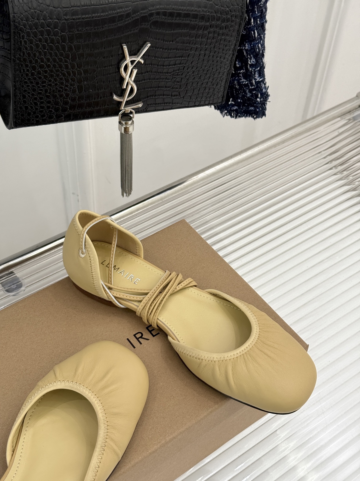 
Lemaire25s新品中空罗马芭蕾舞鞋
它家的鞋子一直都是女人味风格 
这款有点罗马风的鞋也不失优雅