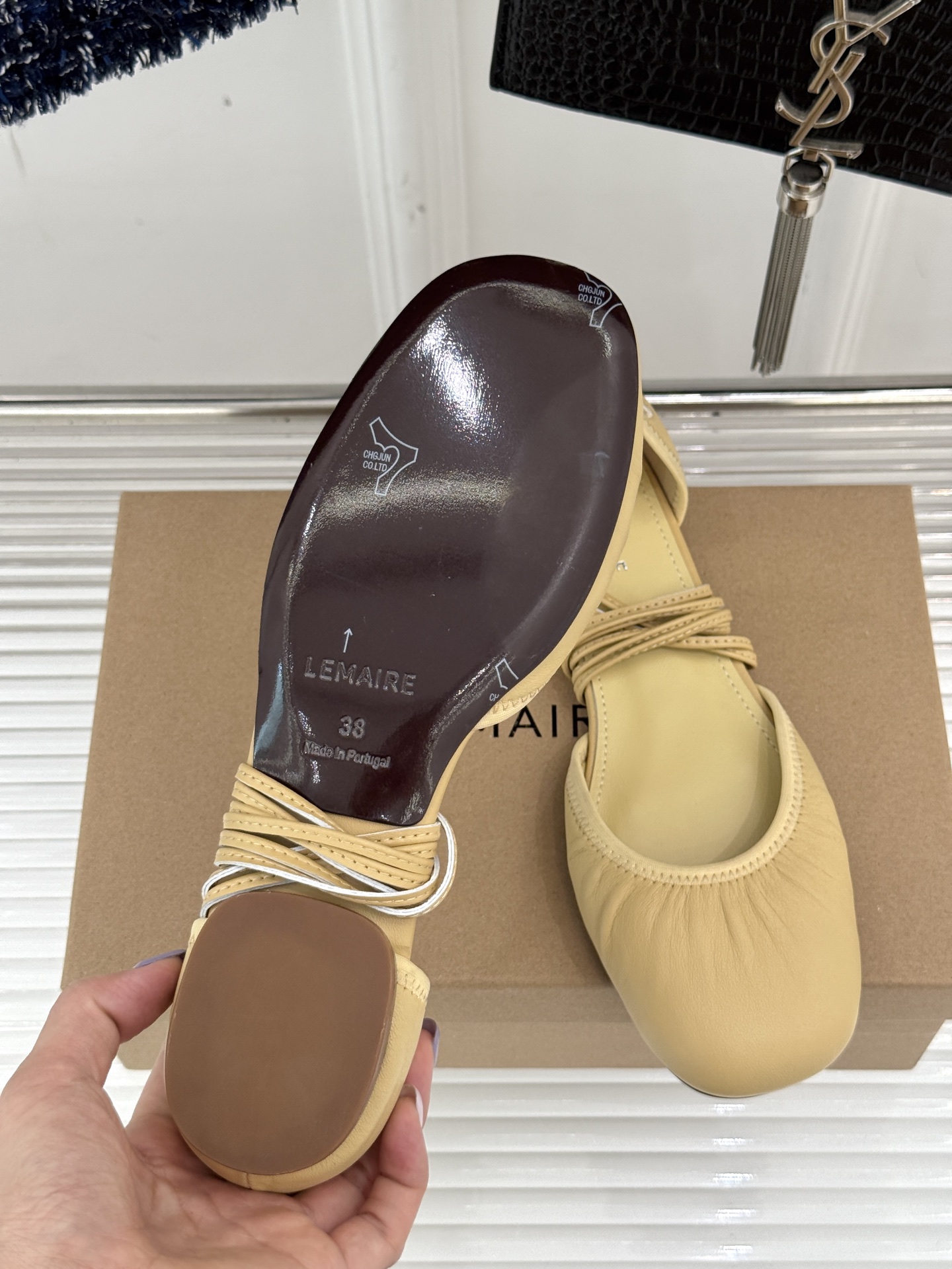
Lemaire25s新品中空罗马芭蕾舞鞋
它家的鞋子一直都是女人味风格 
这款有点罗马风的鞋也不失优雅