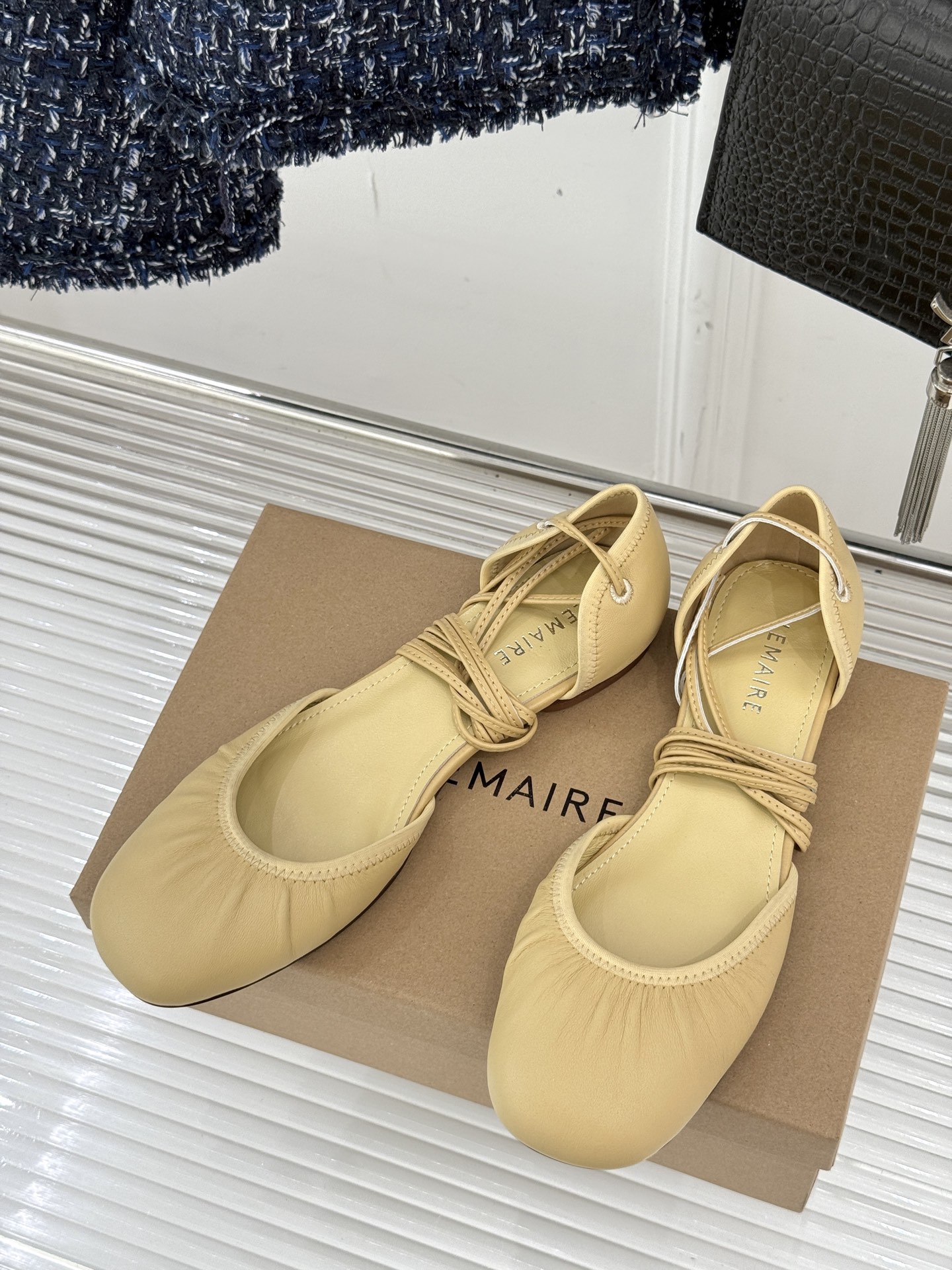 
Lemaire25s新品中空罗马芭蕾舞鞋
它家的鞋子一直都是女人味风格 
这款有点罗马风的鞋也不失优雅