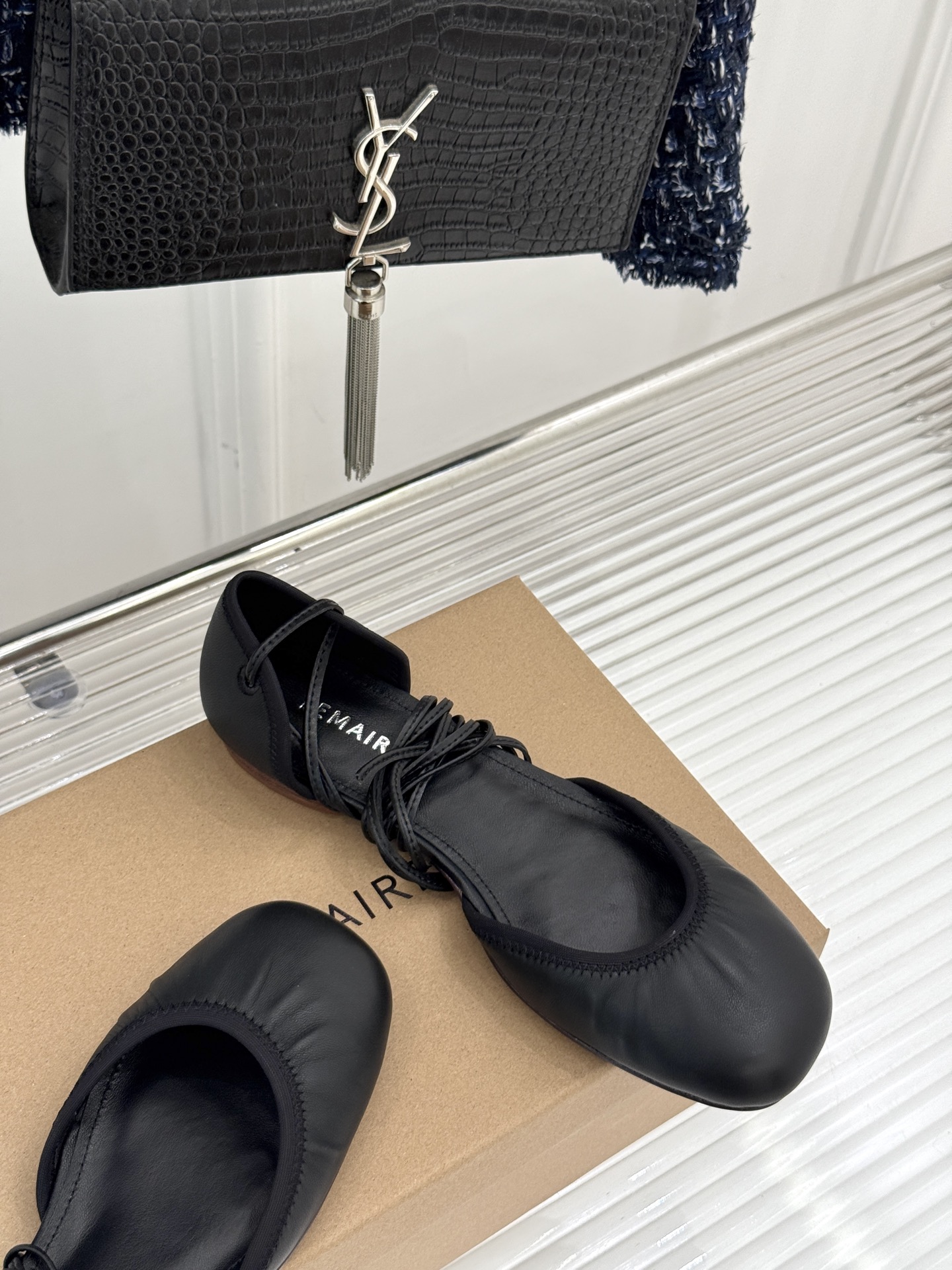
Lemaire25s新品中空罗马芭蕾舞鞋
它家的鞋子一直都是女人味风格 
这款有点罗马风的鞋也不失优雅
