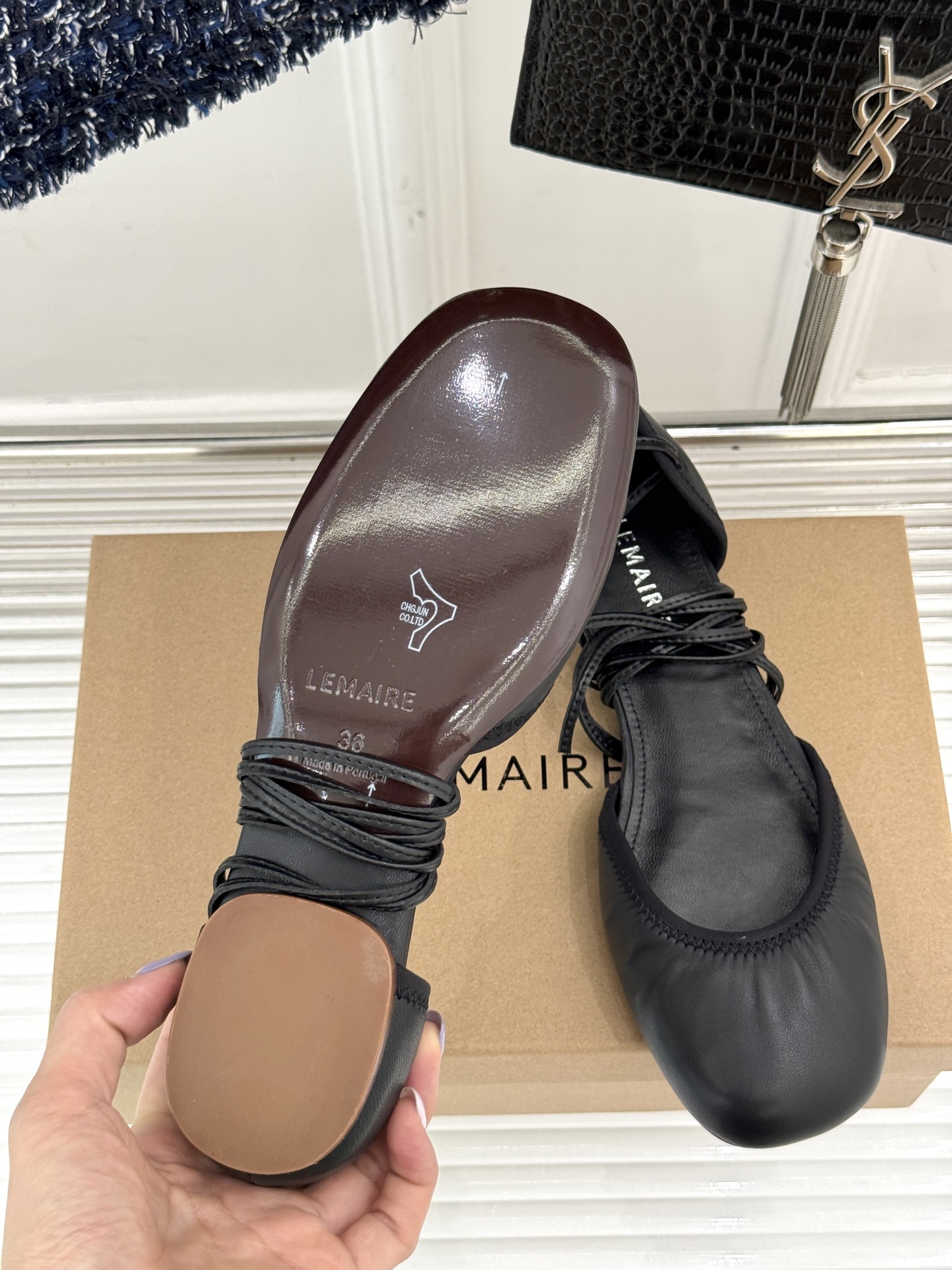 
Lemaire25s新品中空罗马芭蕾舞鞋
它家的鞋子一直都是女人味风格 
这款有点罗马风的鞋也不失优雅