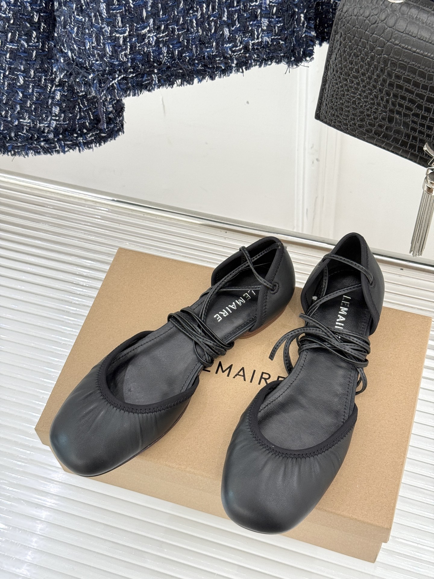 
Lemaire25s新品中空罗马芭蕾舞鞋
它家的鞋子一直都是女人味风格 
这款有点罗马风的鞋也不失优雅