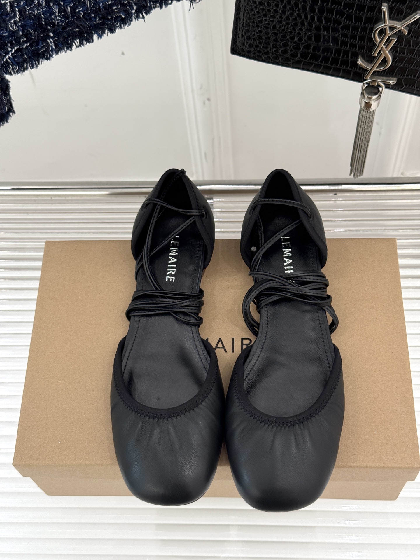 
Lemaire25s新品中空罗马芭蕾舞鞋
它家的鞋子一直都是女人味风格 
这款有点罗马风的鞋也不失优雅