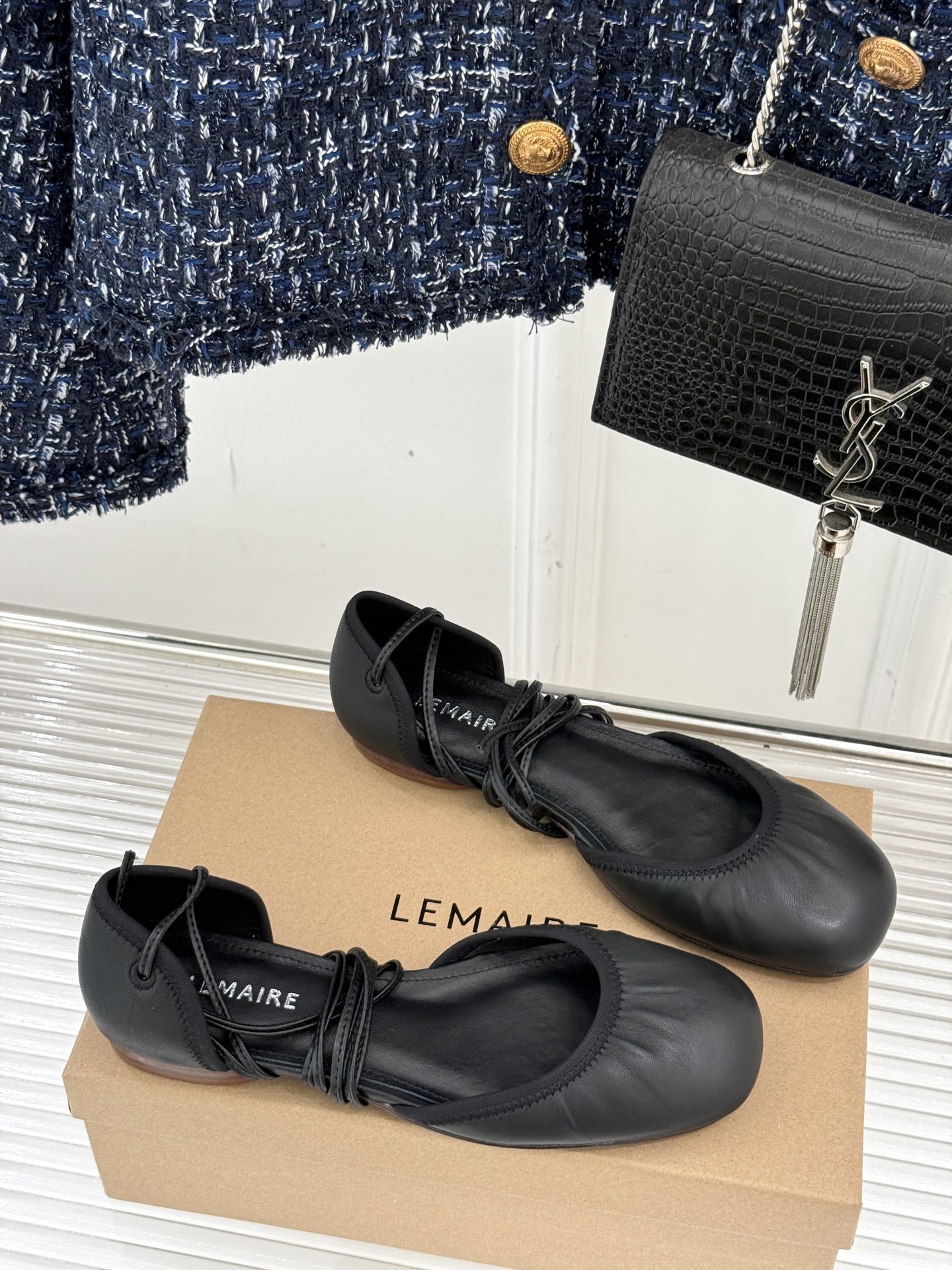 
Lemaire25s新品中空罗马芭蕾舞鞋
它家的鞋子一直都是女人味风格 
这款有点罗马风的鞋也不失优雅