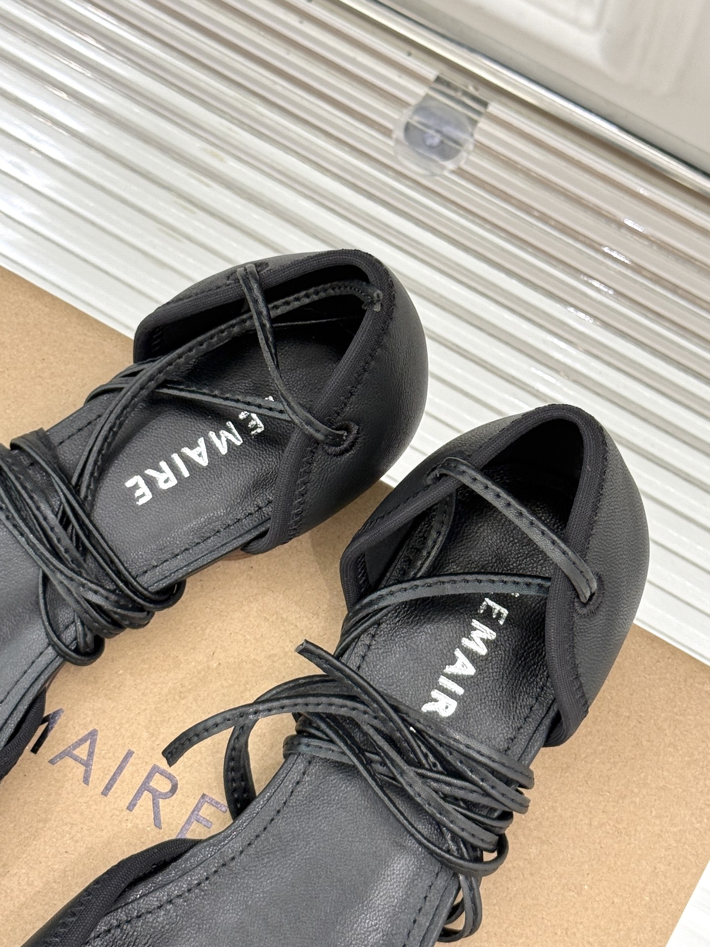 
Lemaire25s新品中空罗马芭蕾舞鞋
它家的鞋子一直都是女人味风格 
这款有点罗马风的鞋也不失优雅