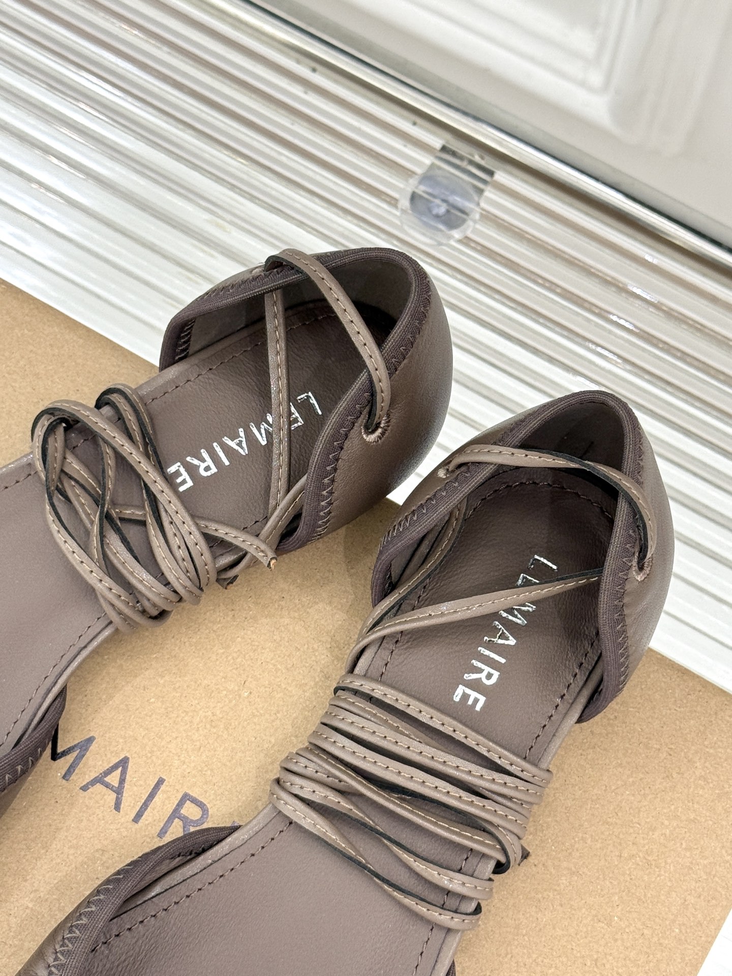
Lemaire25s新品中空罗马芭蕾舞鞋
它家的鞋子一直都是女人味风格 
这款有点罗马风的鞋也不失优雅