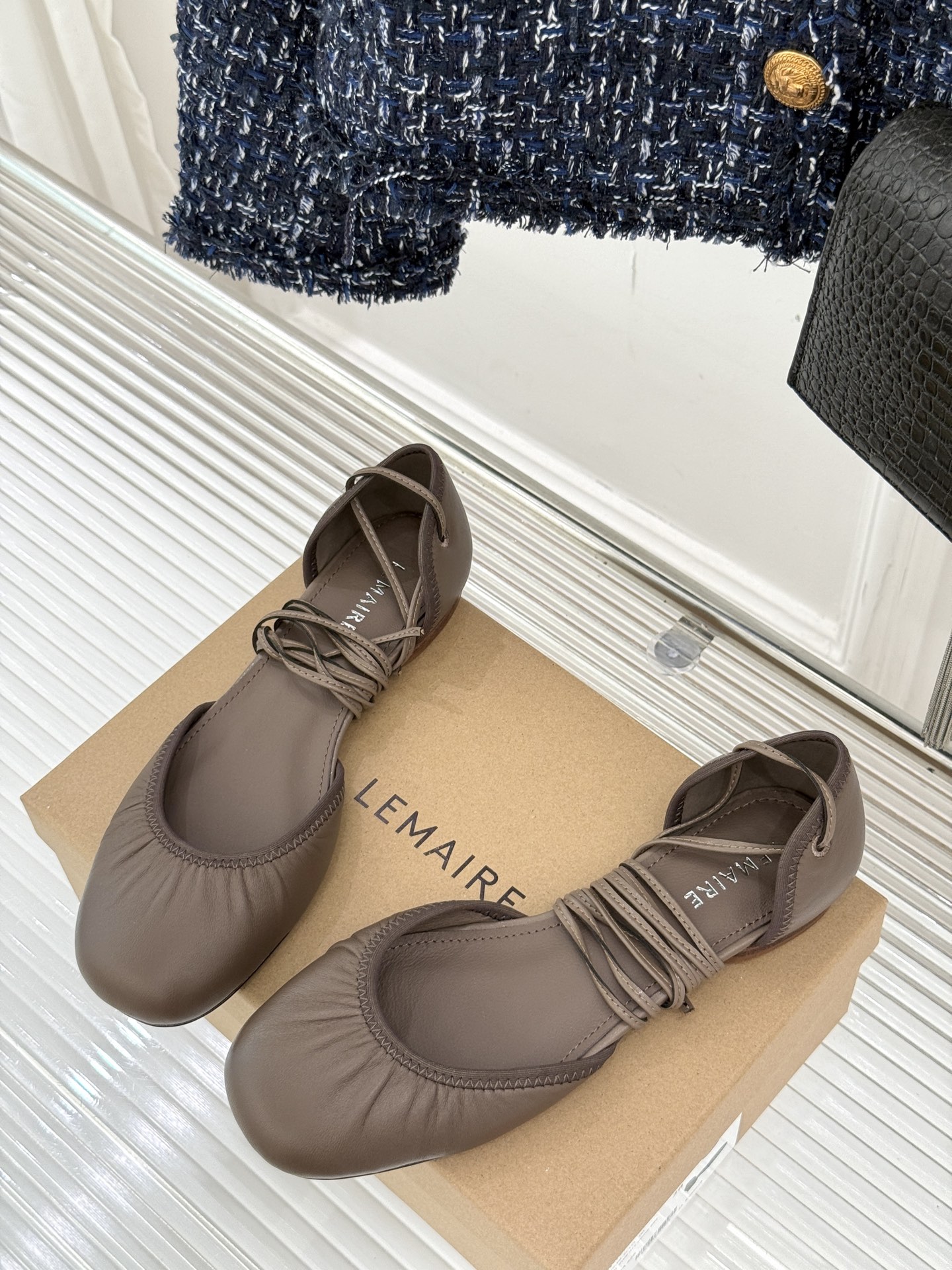 
Lemaire25s新品中空罗马芭蕾舞鞋
它家的鞋子一直都是女人味风格 
这款有点罗马风的鞋也不失优雅