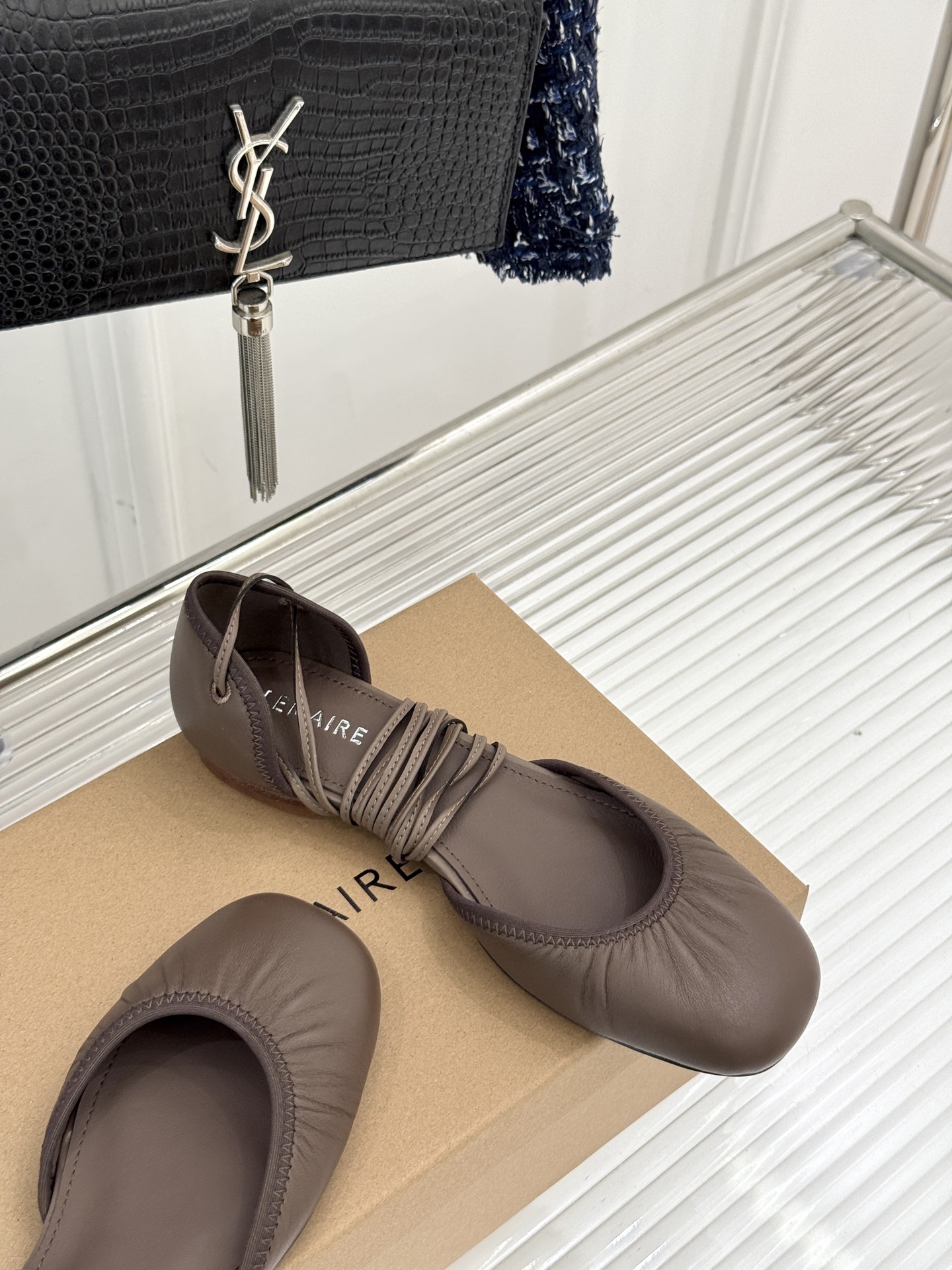 
Lemaire25s新品中空罗马芭蕾舞鞋
它家的鞋子一直都是女人味风格 
这款有点罗马风的鞋也不失优雅