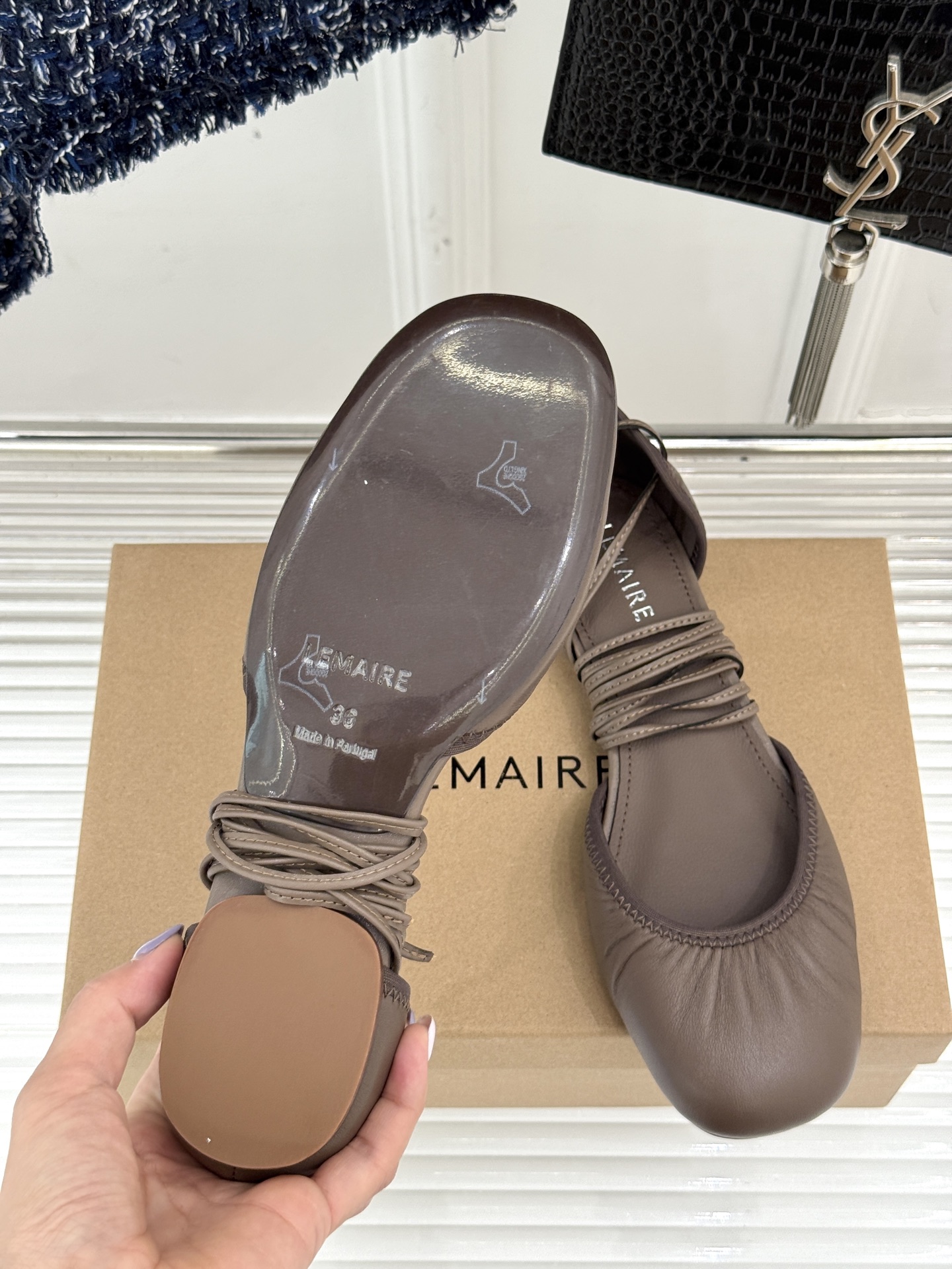 
Lemaire25s新品中空罗马芭蕾舞鞋
它家的鞋子一直都是女人味风格 
这款有点罗马风的鞋也不失优雅