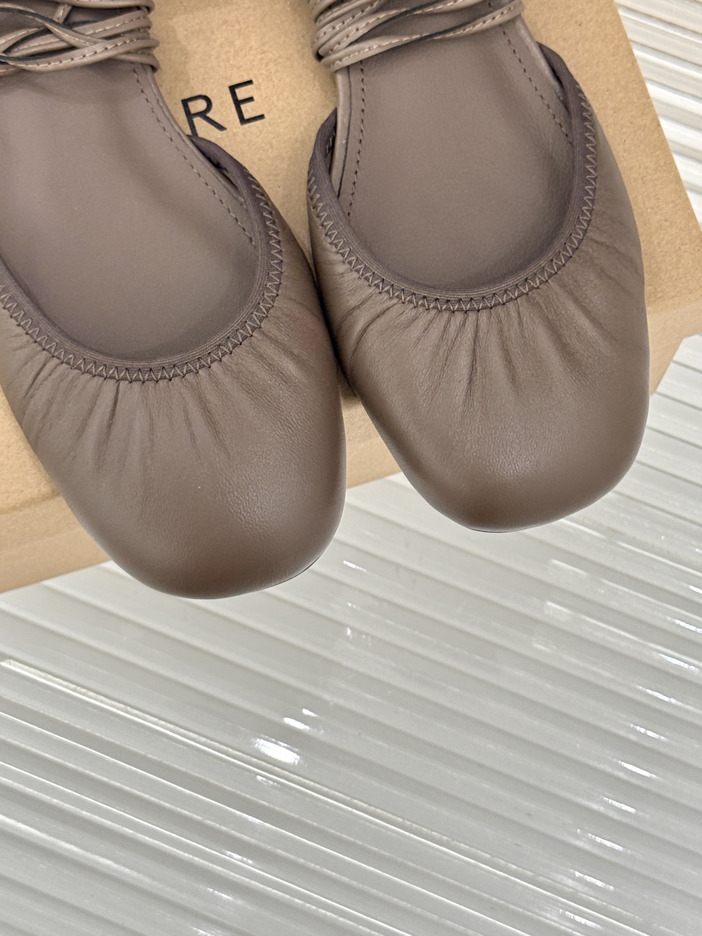 
Lemaire25s新品中空罗马芭蕾舞鞋
它家的鞋子一直都是女人味风格 
这款有点罗马风的鞋也不失优雅