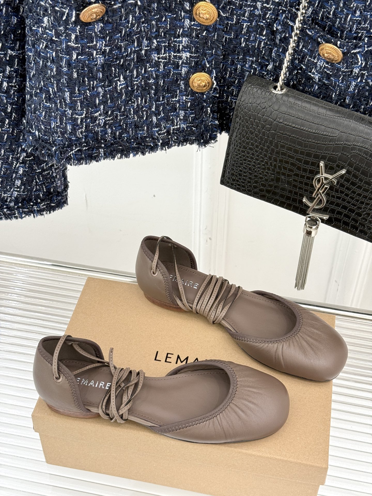 
Lemaire25s新品中空罗马芭蕾舞鞋
它家的鞋子一直都是女人味风格 
这款有点罗马风的鞋也不失优雅